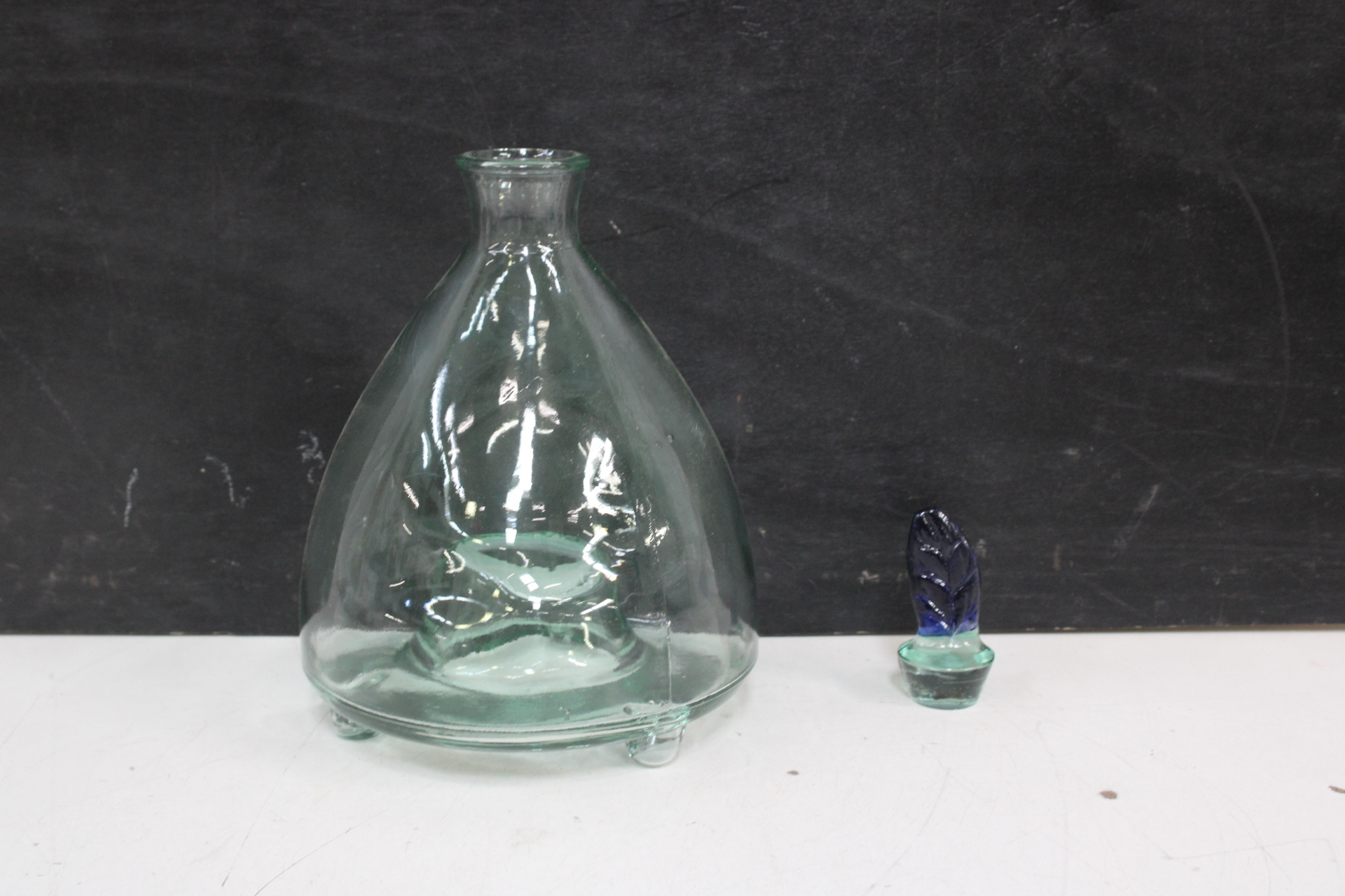 Decoratieve glazen karaf met bladvormige stop – foto 3 – kavel bij GSD Auctions, Zoeterwoude