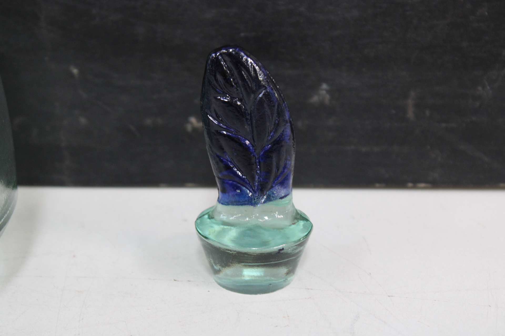 Decoratieve glazen karaf met bladvormige stop – foto 4 – kavel bij GSD Auctions, Zoeterwoude