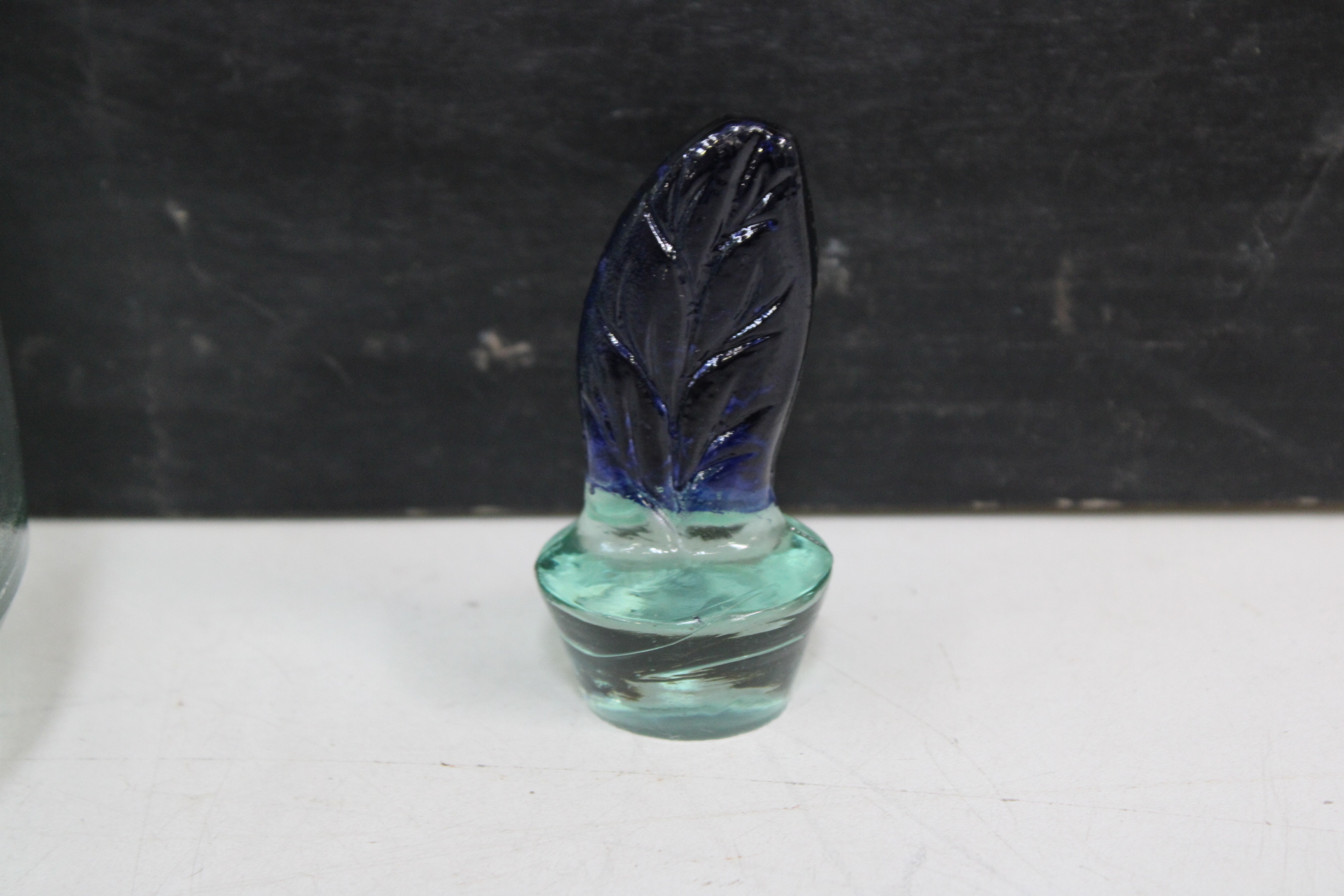 Decoratieve glazen karaf met bladvormige stop – foto 5 – kavel bij GSD Auctions, Zoeterwoude