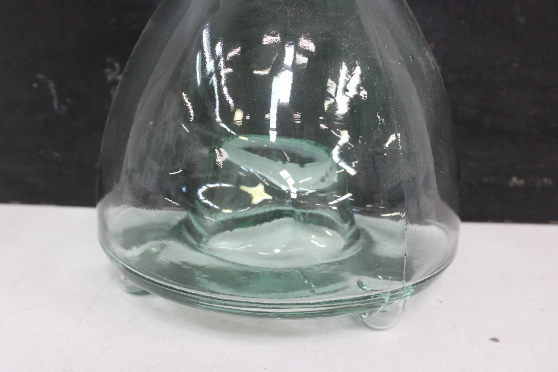 Decoratieve glazen karaf met bladvormige stop – foto 6 – kavel bij GSD Auctions, Zoeterwoude