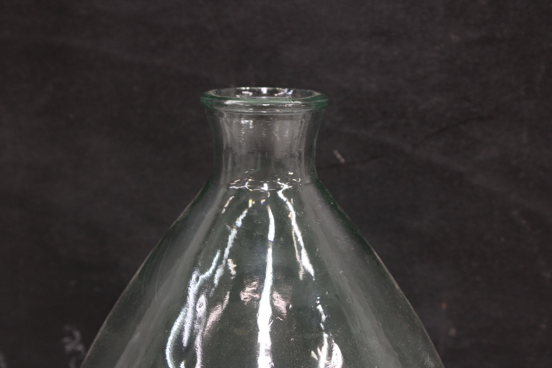 Decoratieve glazen karaf met bladvormige stop – foto 7 – kavel bij GSD Auctions, Zoeterwoude