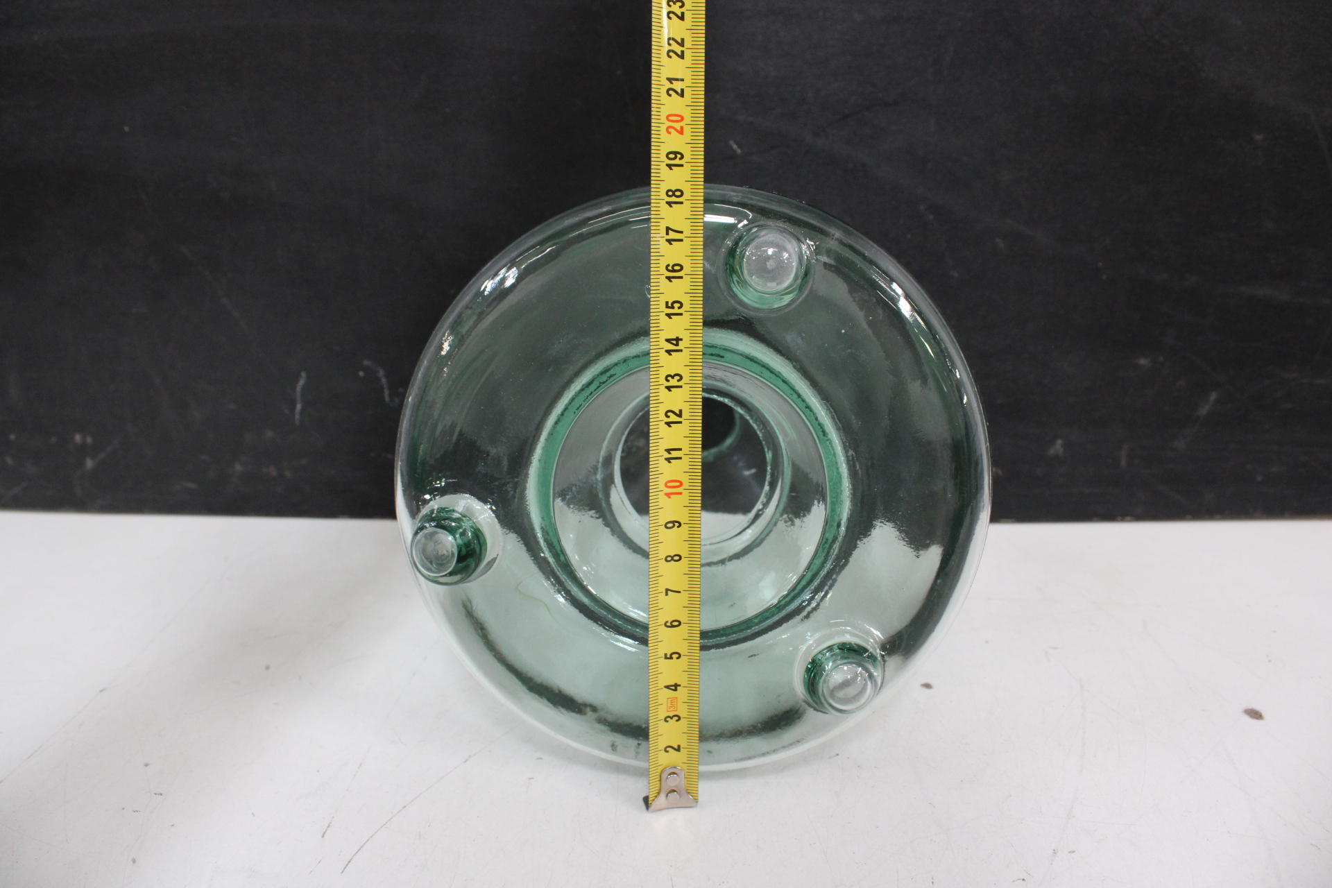 Decoratieve glazen karaf met bladvormige stop – foto 9 – kavel bij GSD Auctions, Zoeterwoude