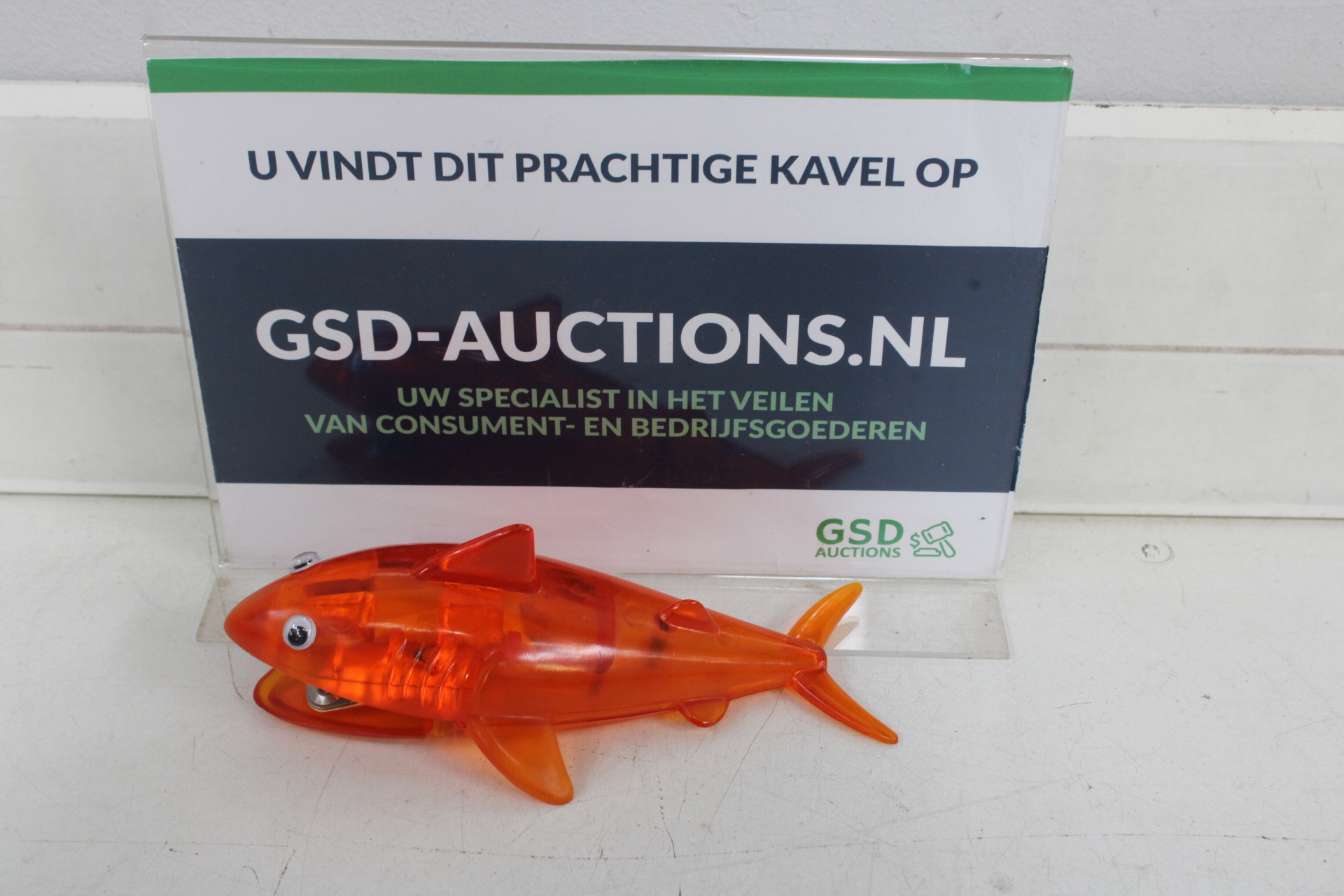 Oranje Nietmachine Haai – kavel bij GSD Auctions, Zoeterwoude