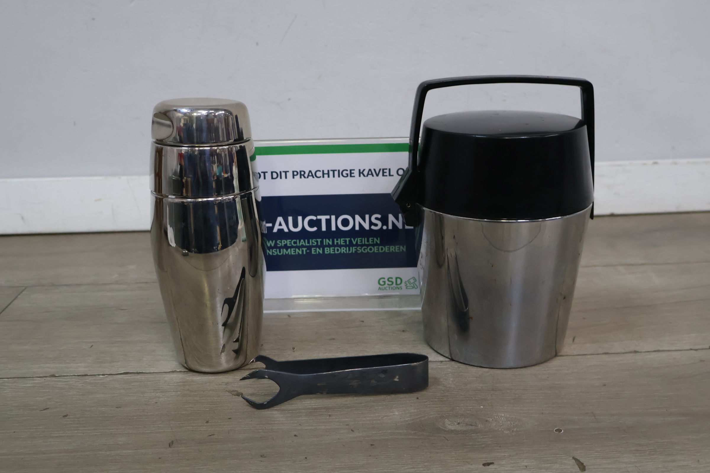 RVS cocktailshaker en ijsbucket met tang – kavel bij GSD Auctions, Zoeterwoude