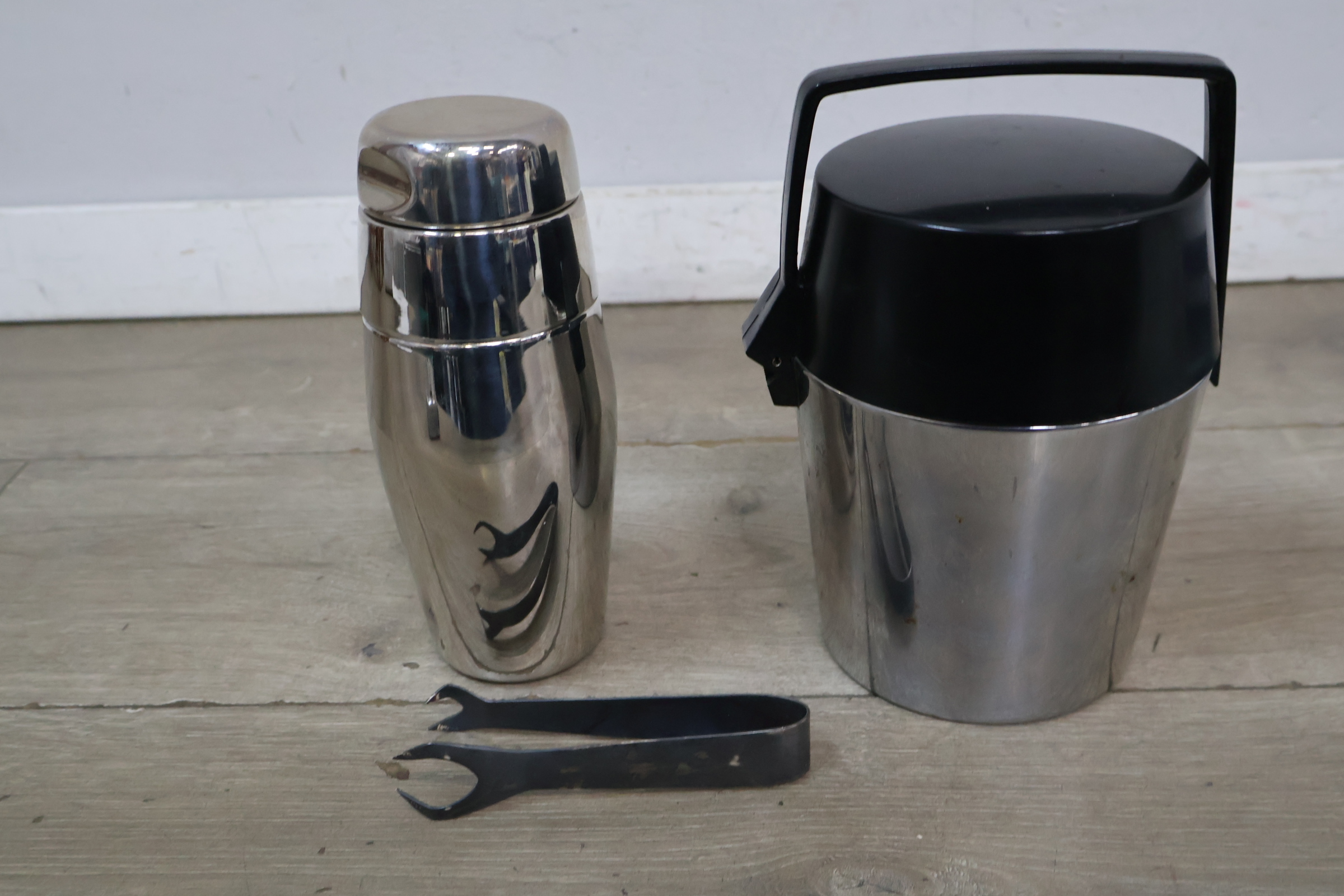 RVS cocktailshaker en ijsbucket met tang – foto 3 – kavel bij GSD Auctions, Zoeterwoude