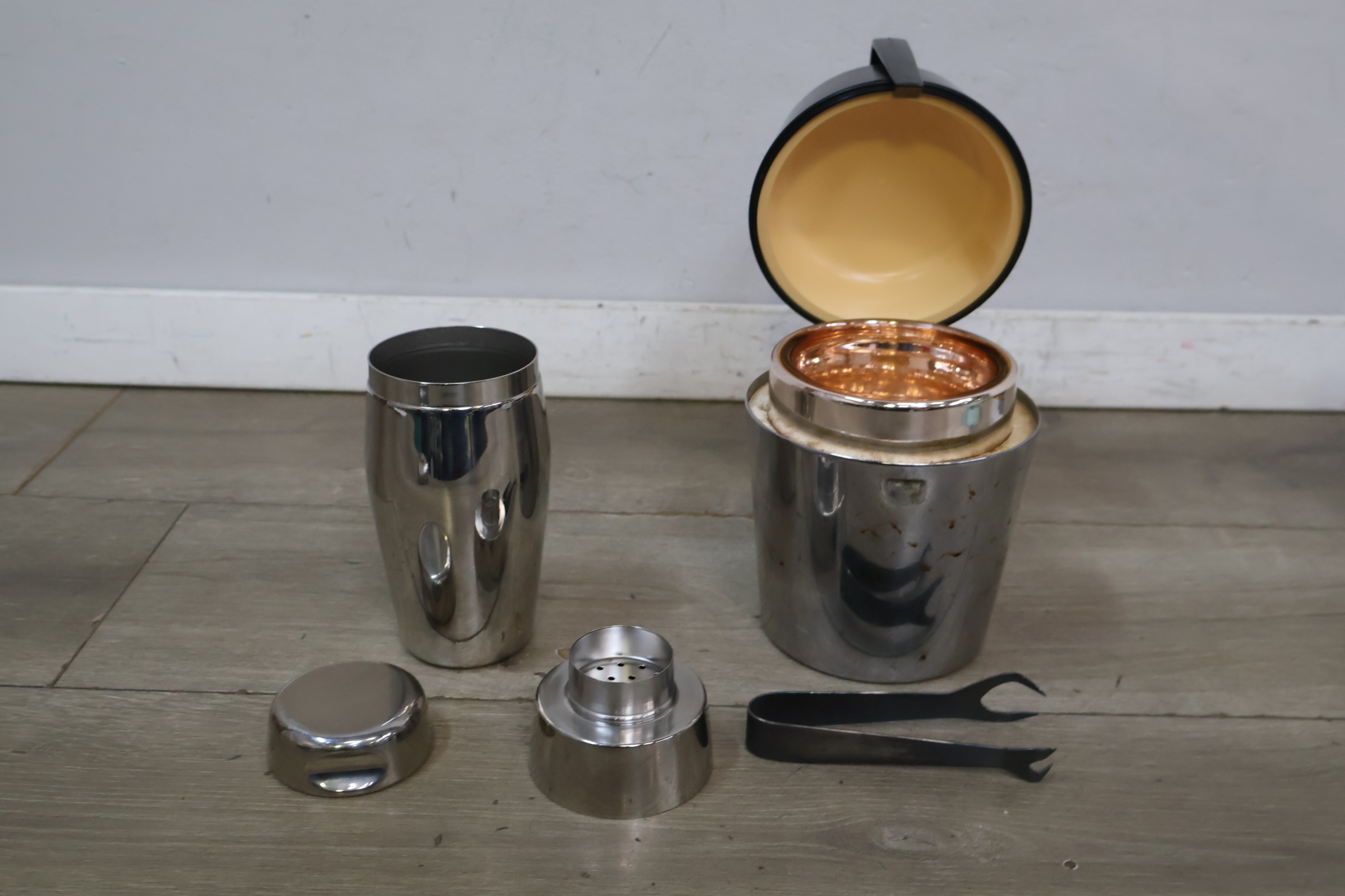 RVS cocktailshaker en ijsbucket met tang – foto 5 – kavel bij GSD Auctions, Zoeterwoude
