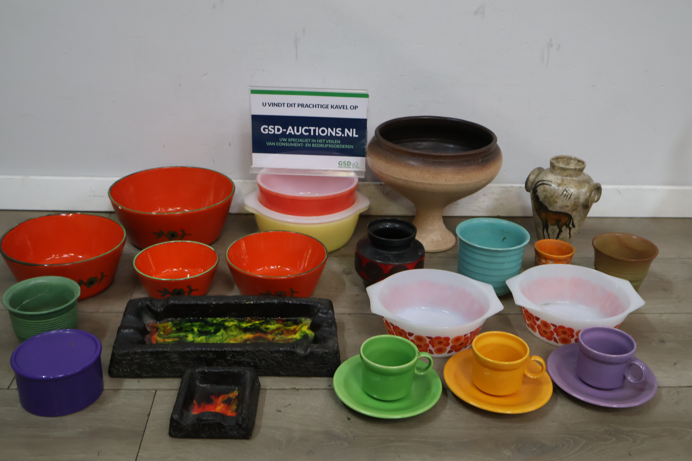 Set diverse kleurrijke keramische kommen en kopjes – kavel bij GSD Auctions, Zoeterwoude