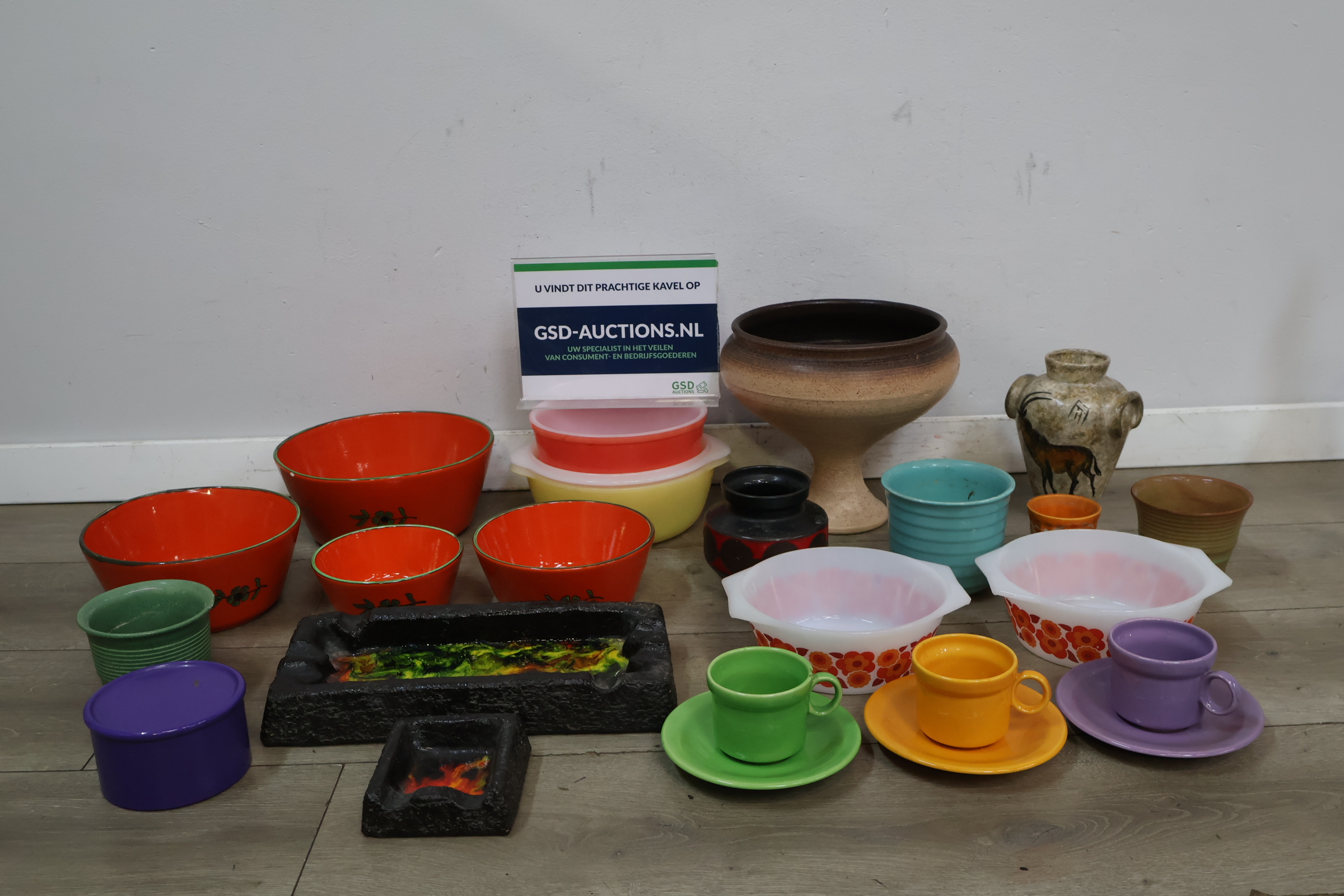 Set diverse kleurrijke keramische kommen en kopjes – foto 2 – kavel bij GSD Auctions, Zoeterwoude