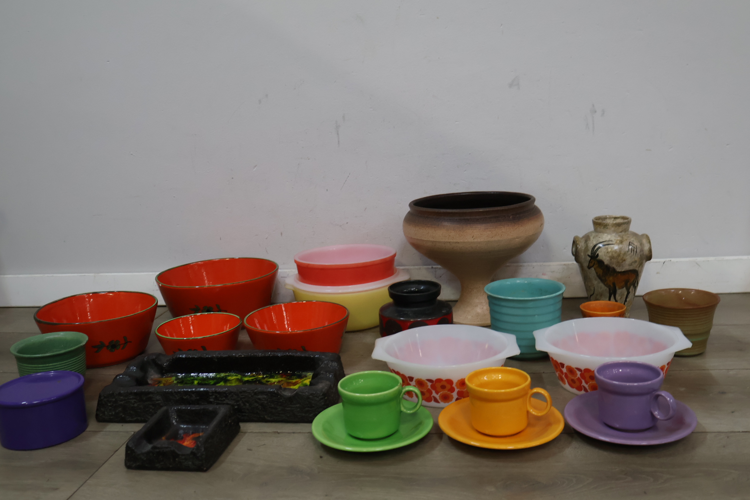 Set diverse kleurrijke keramische kommen en kopjes – foto 3 – kavel bij GSD Auctions, Zoeterwoude