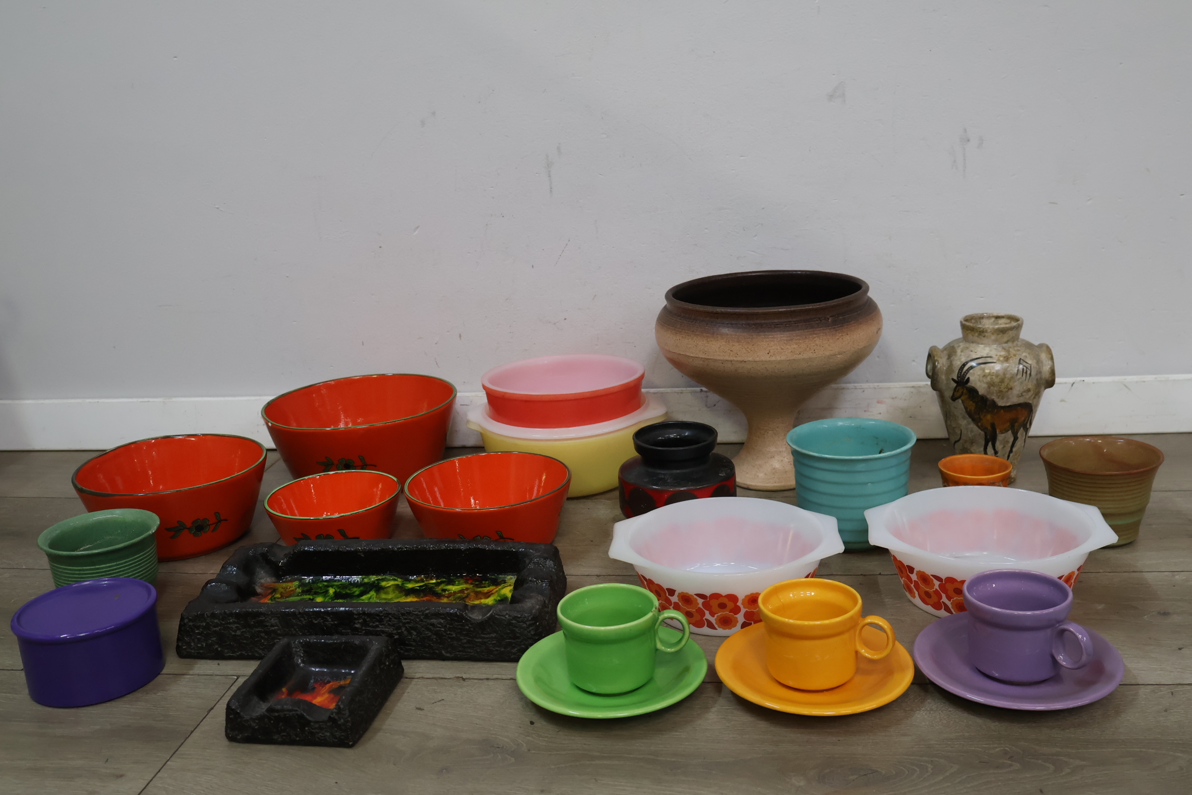 Set diverse kleurrijke keramische kommen en kopjes – foto 4 – kavel bij GSD Auctions, Zoeterwoude