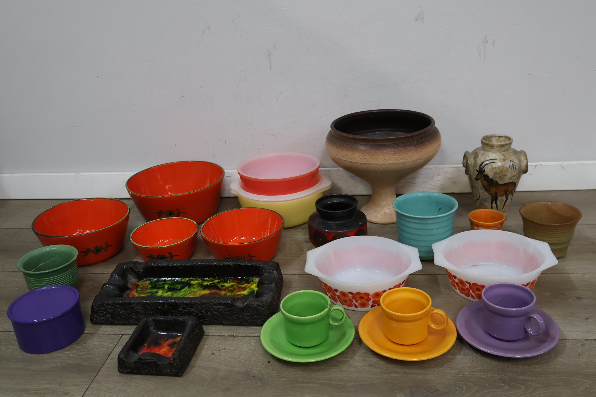 Set diverse kleurrijke keramische kommen en kopjes – foto 5 – kavel bij GSD Auctions, Zoeterwoude