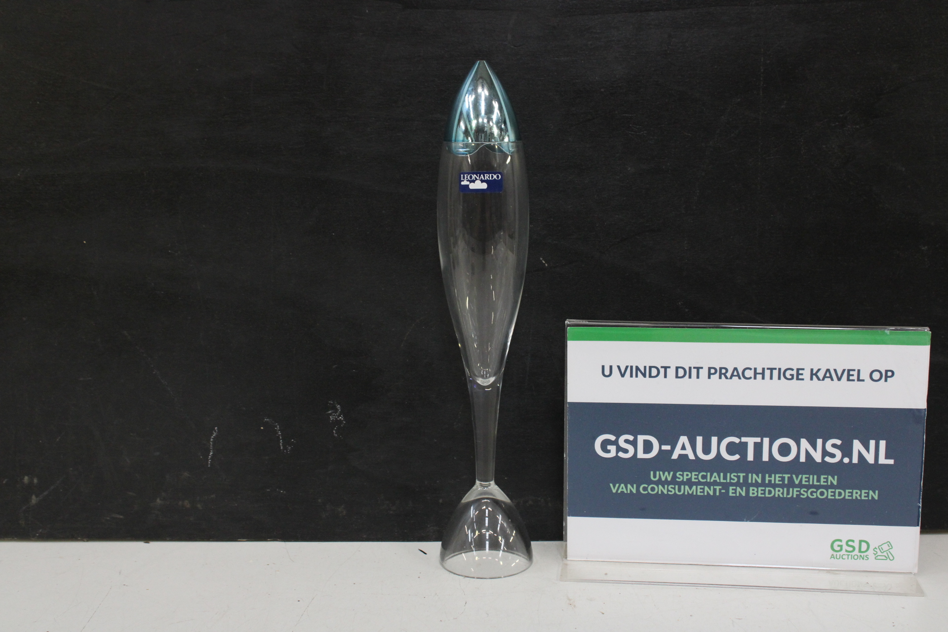 Leonardo glazen vaas met blauwe metalen dop – kavel bij GSD Auctions, Zoeterwoude