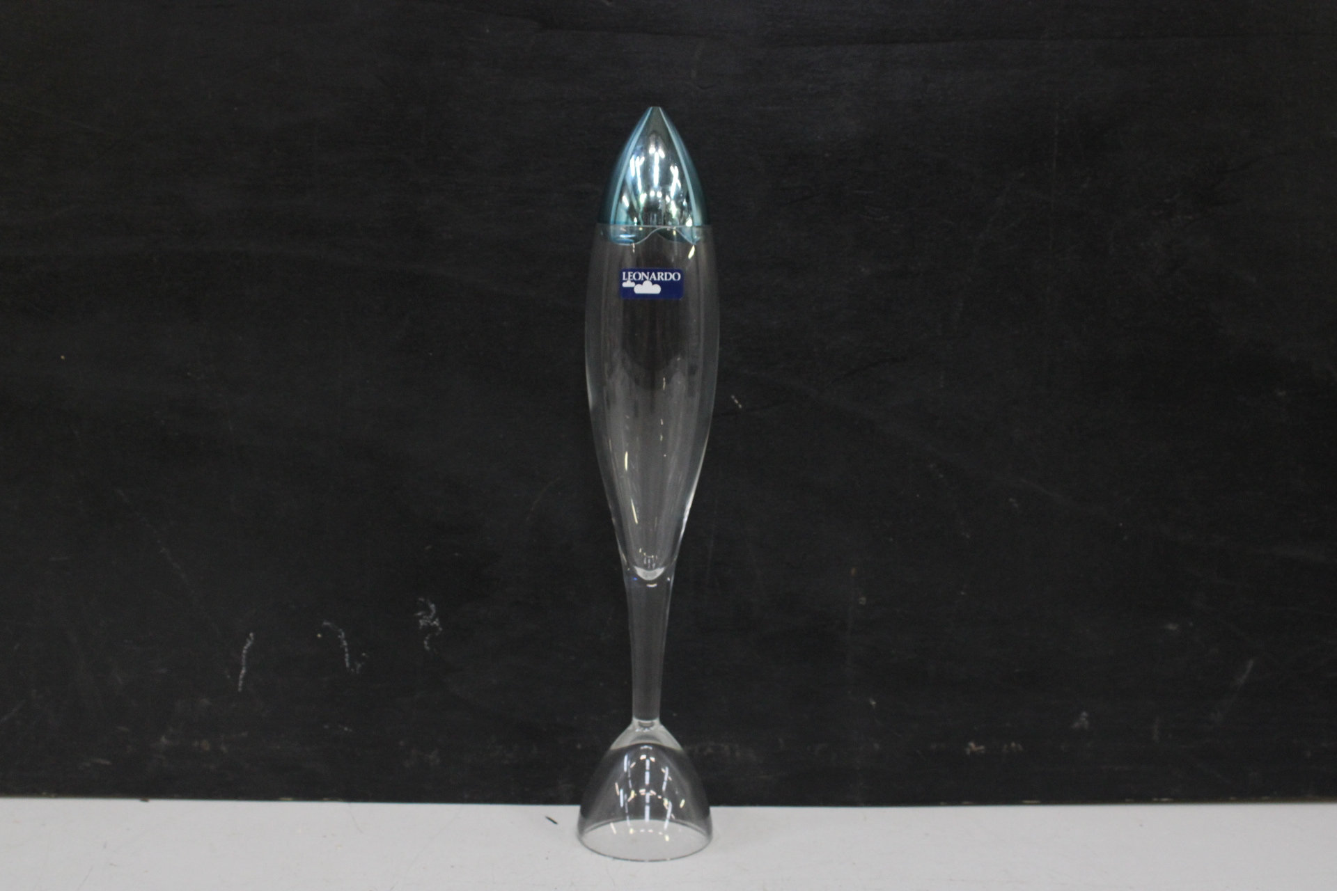 Leonardo glazen vaas met blauwe metalen dop – foto 2 – kavel bij GSD Auctions, Zoeterwoude