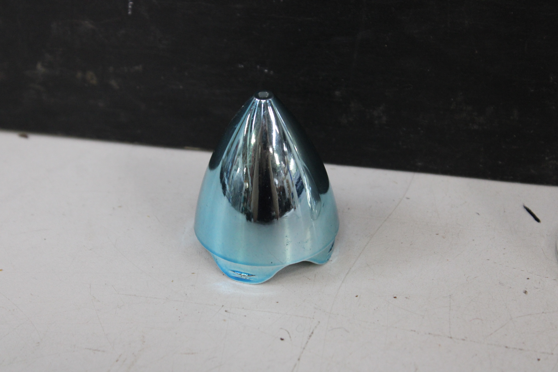 Leonardo glazen vaas met blauwe metalen dop – foto 5 – kavel bij GSD Auctions, Zoeterwoude