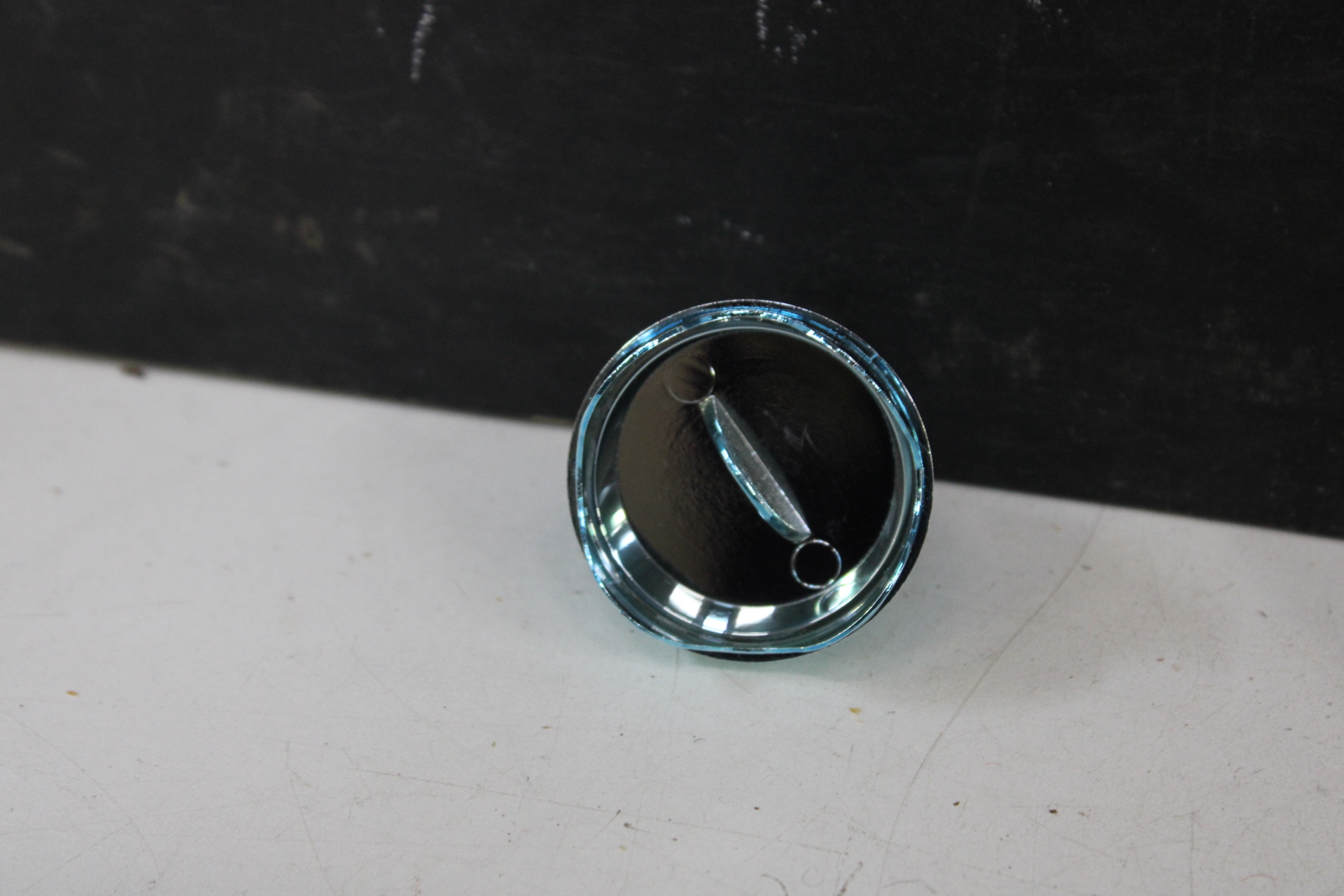Leonardo glazen vaas met blauwe metalen dop – foto 6 – kavel bij GSD Auctions, Zoeterwoude