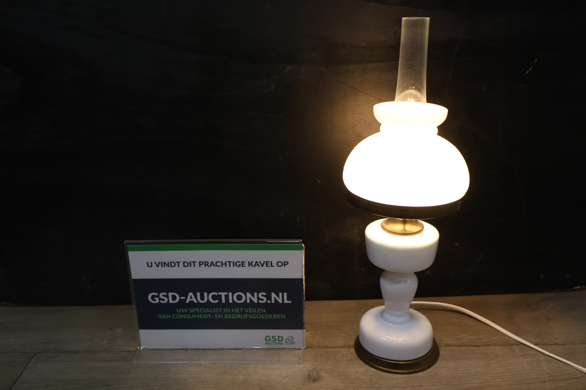 Witte glazen tafellamp met olielamp stijl – foto 2 – kavel bij GSD Auctions, Zoeterwoude