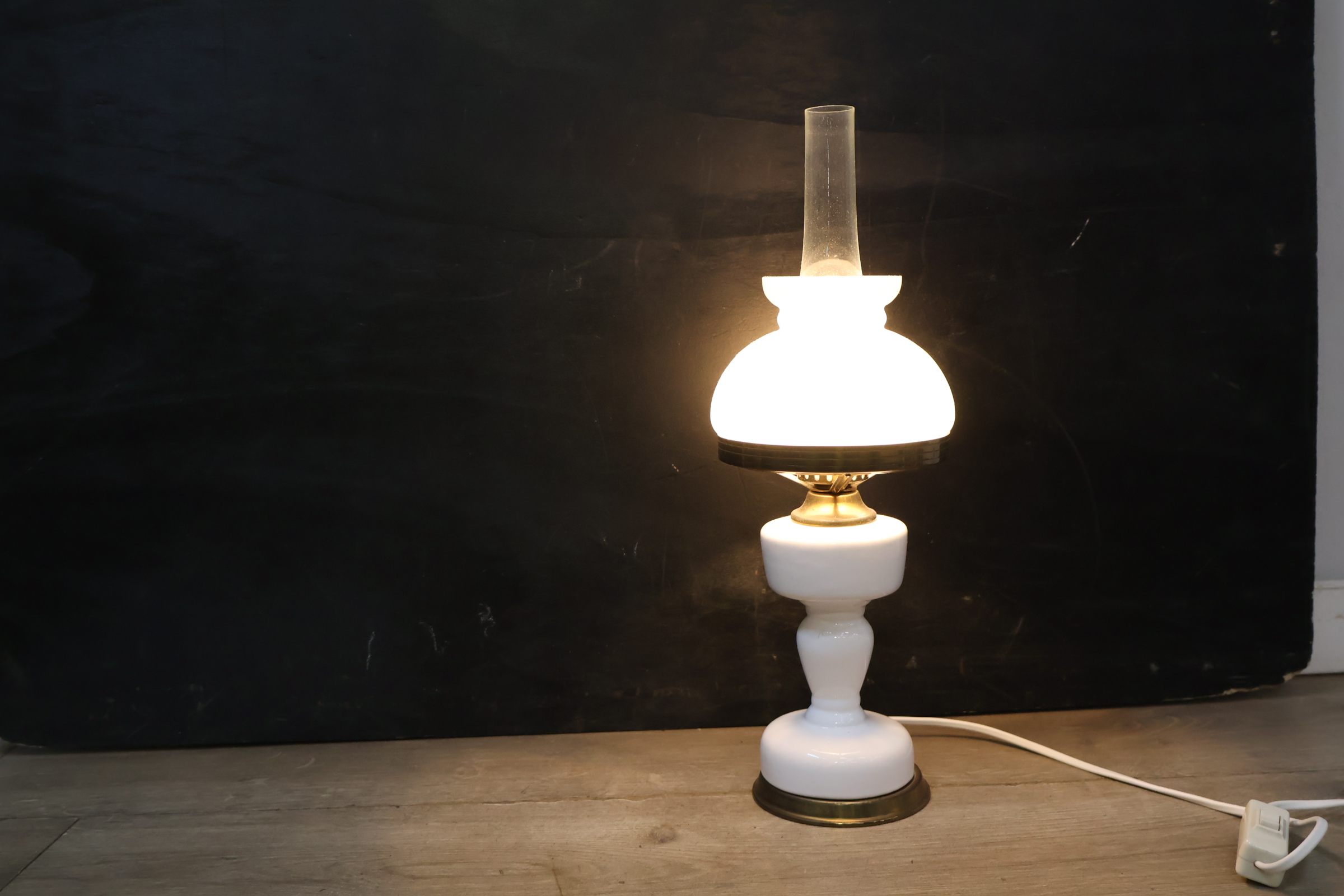 Witte glazen tafellamp met olielamp stijl – foto 3 – kavel bij GSD Auctions, Zoeterwoude