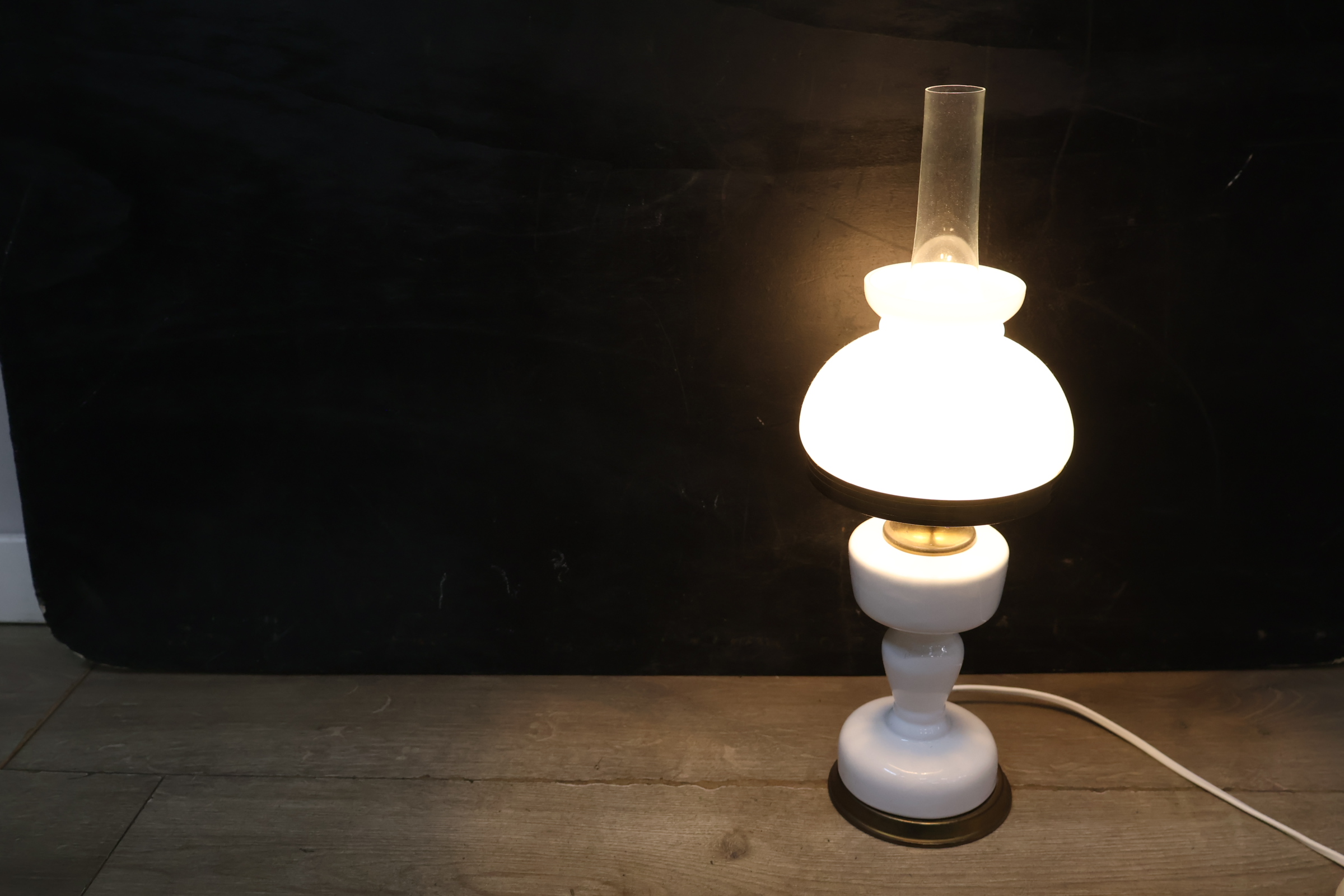 Witte glazen tafellamp met olielamp stijl – foto 4 – kavel bij GSD Auctions, Zoeterwoude