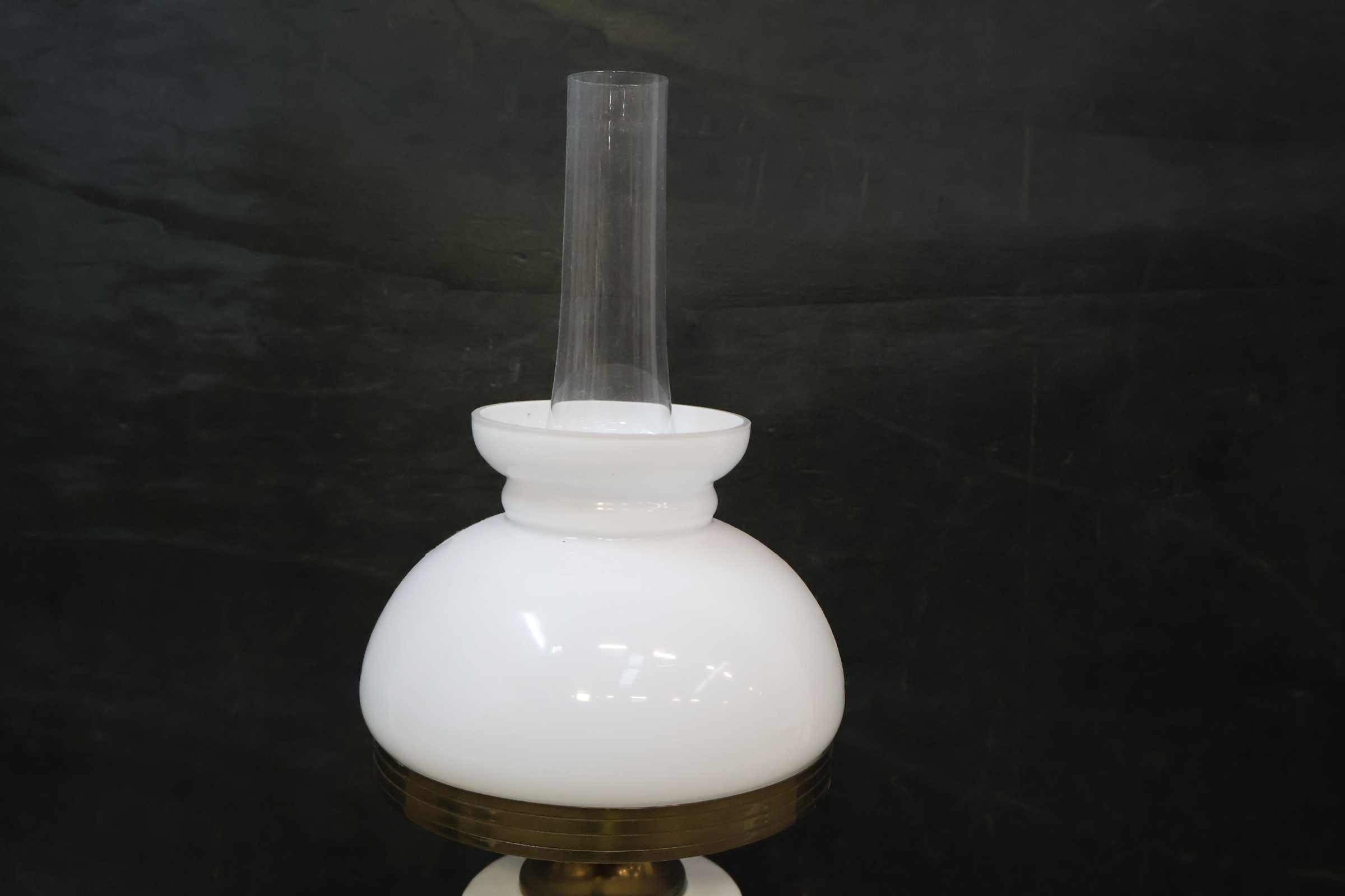 Witte glazen tafellamp met olielamp stijl – foto 5 – kavel bij GSD Auctions, Zoeterwoude