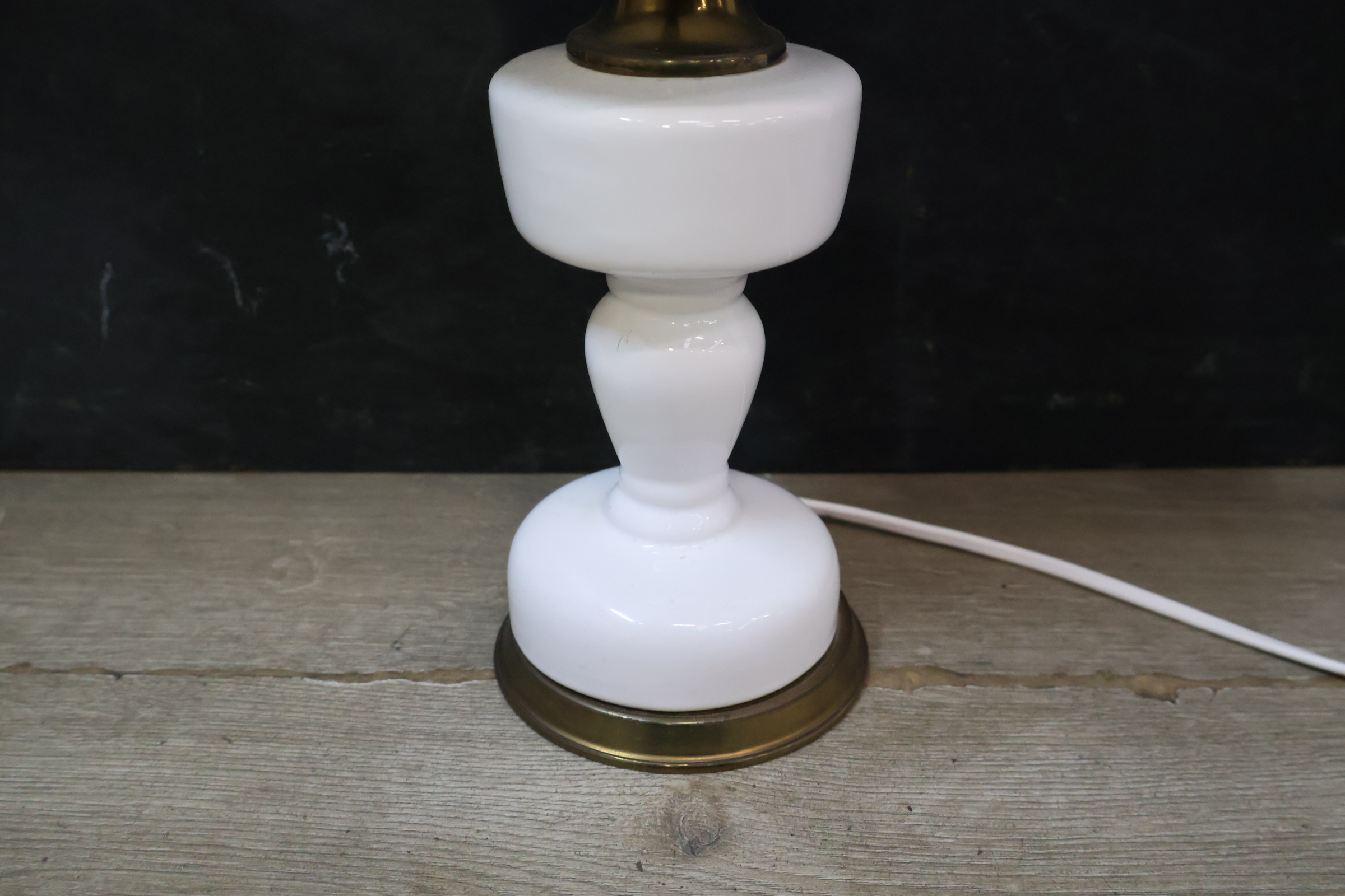 Witte glazen tafellamp met olielamp stijl – foto 6 – kavel bij GSD Auctions, Zoeterwoude