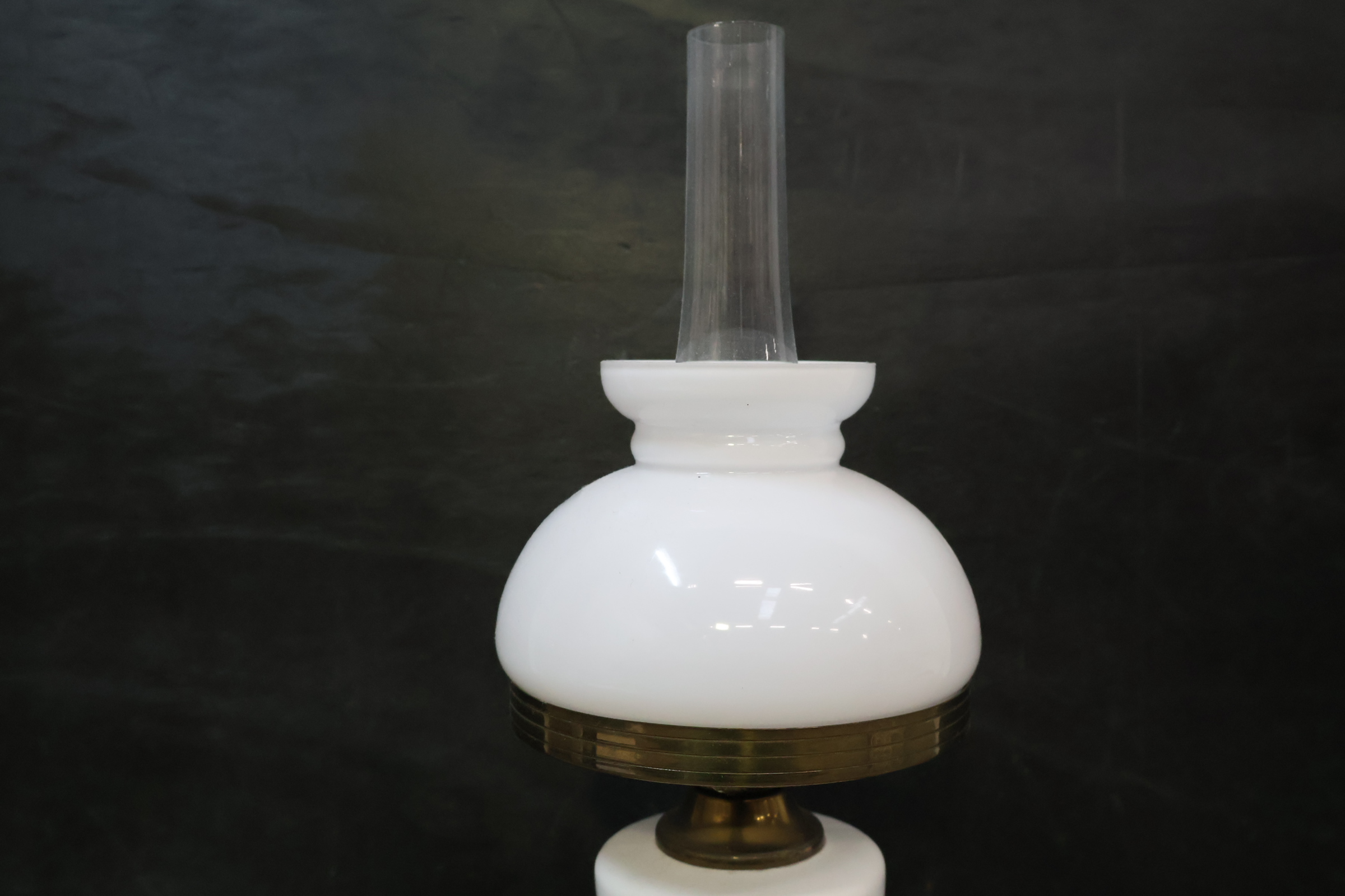 Witte glazen tafellamp met olielamp stijl – foto 7 – kavel bij GSD Auctions, Zoeterwoude