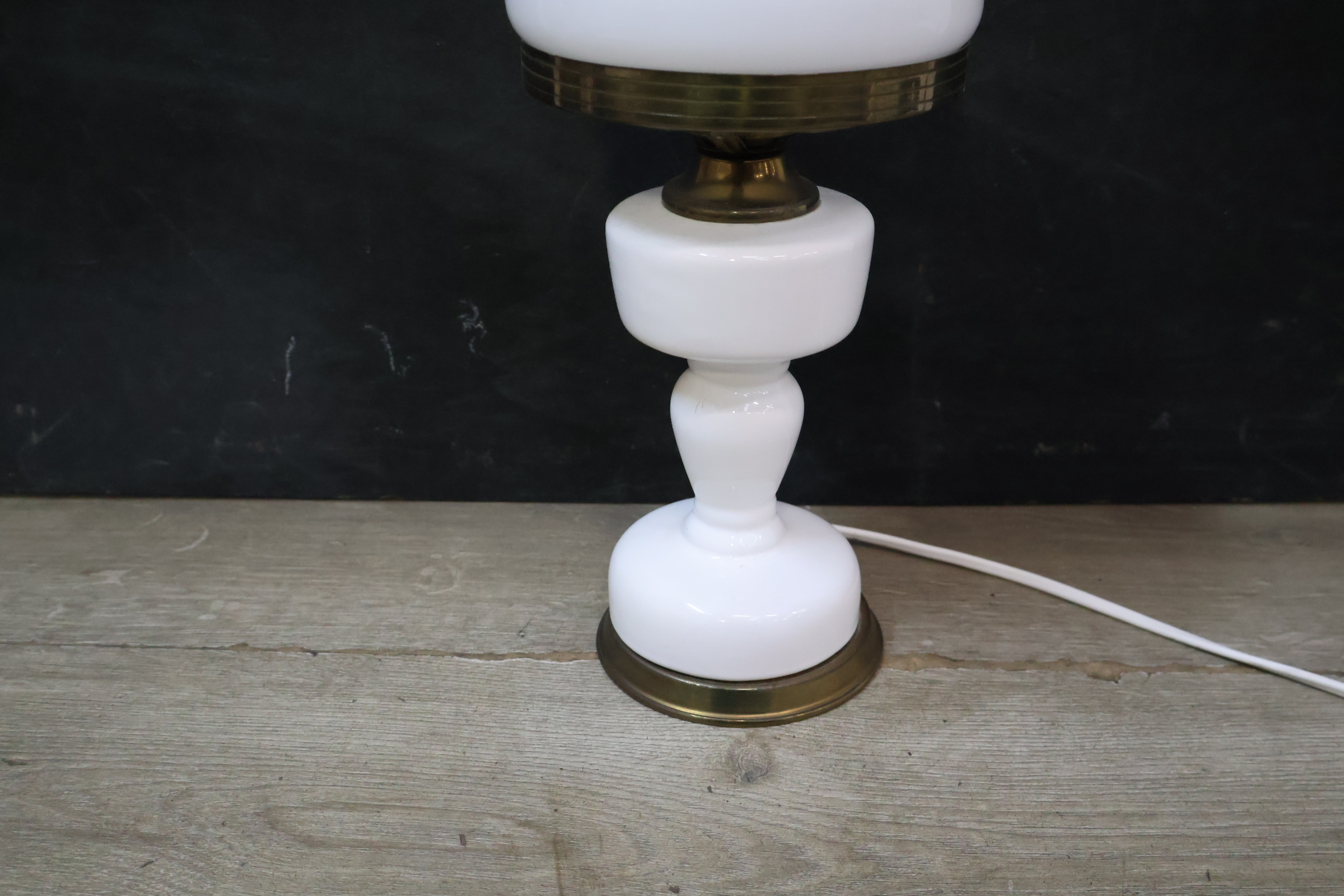 Witte glazen tafellamp met olielamp stijl – foto 8 – kavel bij GSD Auctions, Zoeterwoude