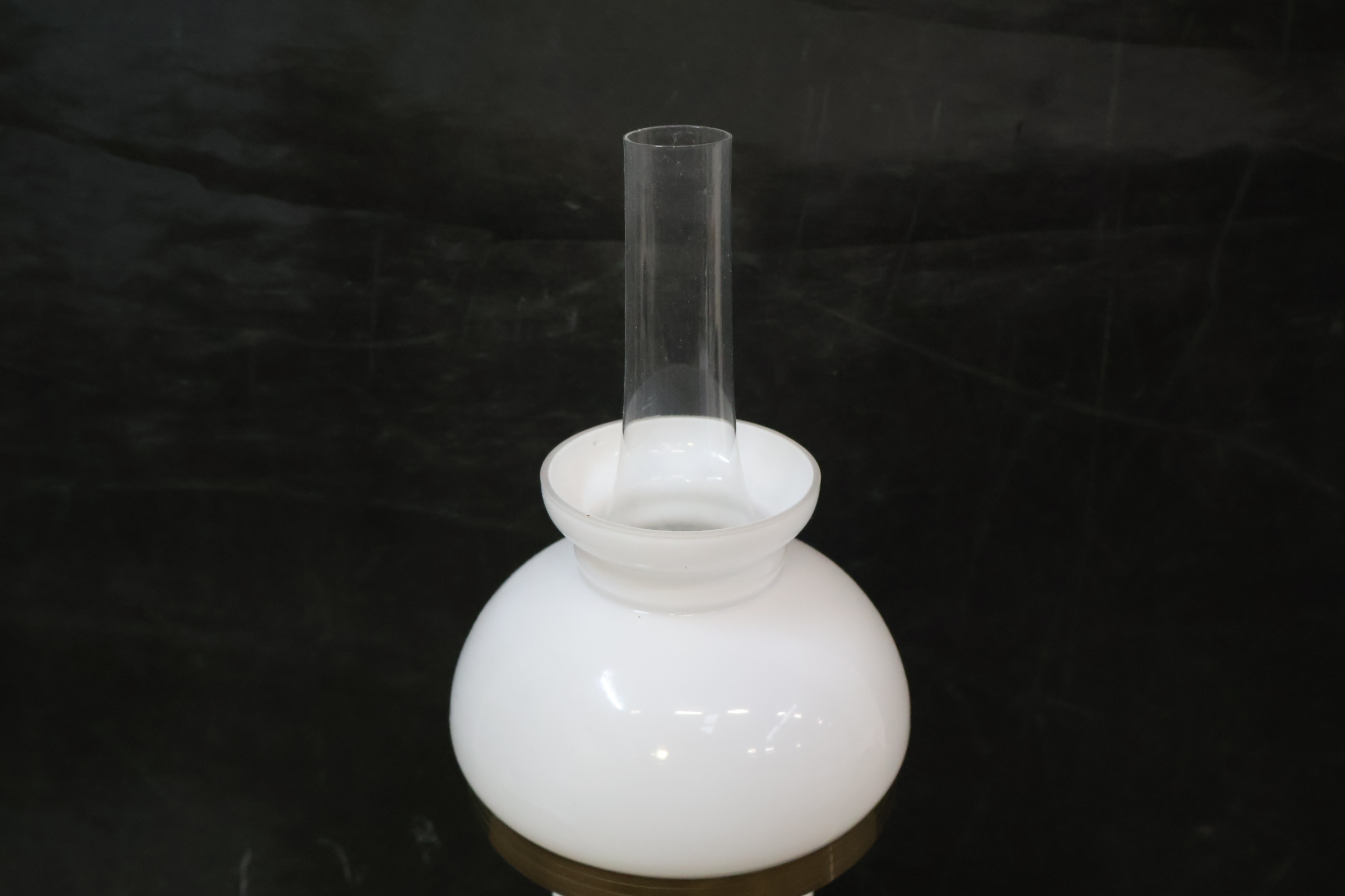 Witte glazen tafellamp met olielamp stijl – foto 9 – kavel bij GSD Auctions, Zoeterwoude