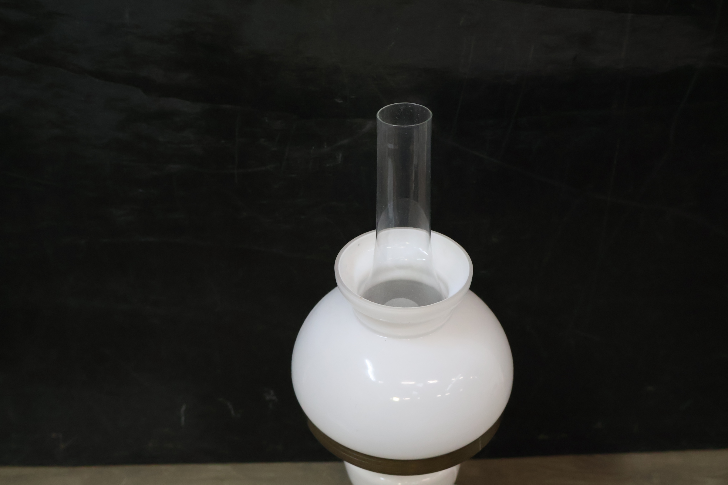 Witte glazen tafellamp met olielamp stijl – foto 10 – kavel bij GSD Auctions, Zoeterwoude