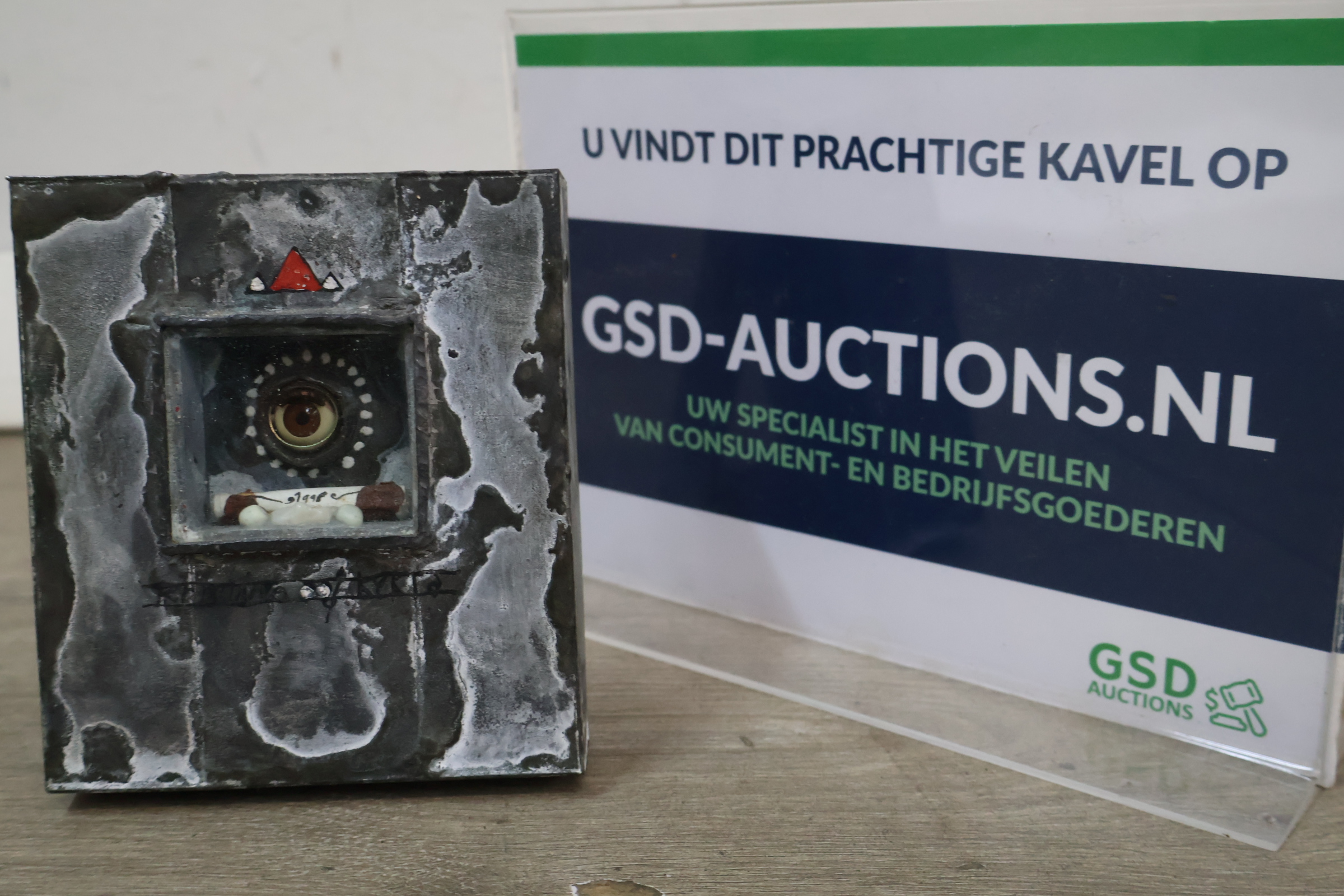 Decoratief metalen object met oogmotief – foto 2 – kavel bij GSD Auctions, Zoeterwoude