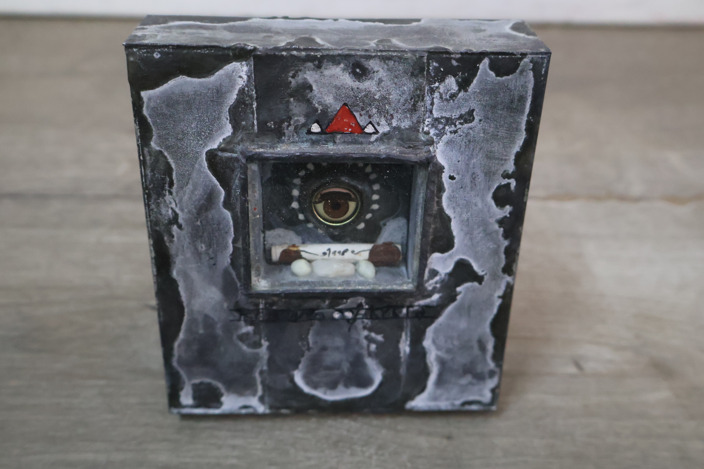 Decoratief metalen object met oogmotief – foto 3 – kavel bij GSD Auctions, Zoeterwoude