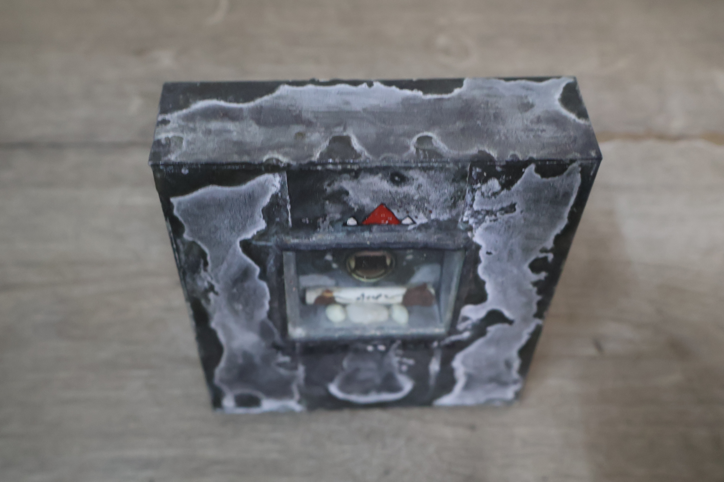 Decoratief metalen object met oogmotief – foto 4 – kavel bij GSD Auctions, Zoeterwoude