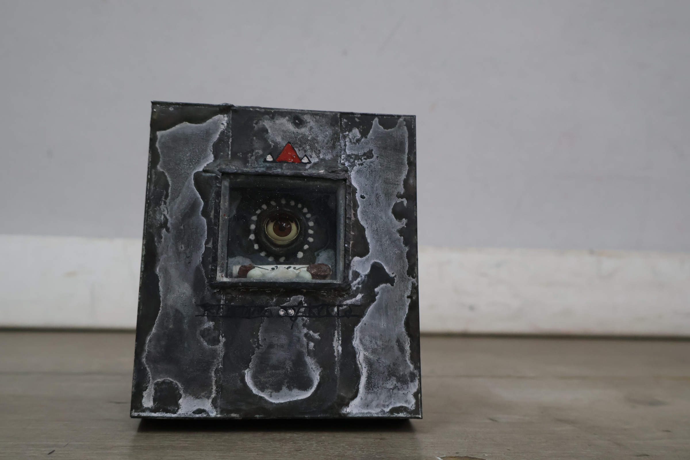 Decoratief metalen object met oogmotief – foto 6 – kavel bij GSD Auctions, Zoeterwoude