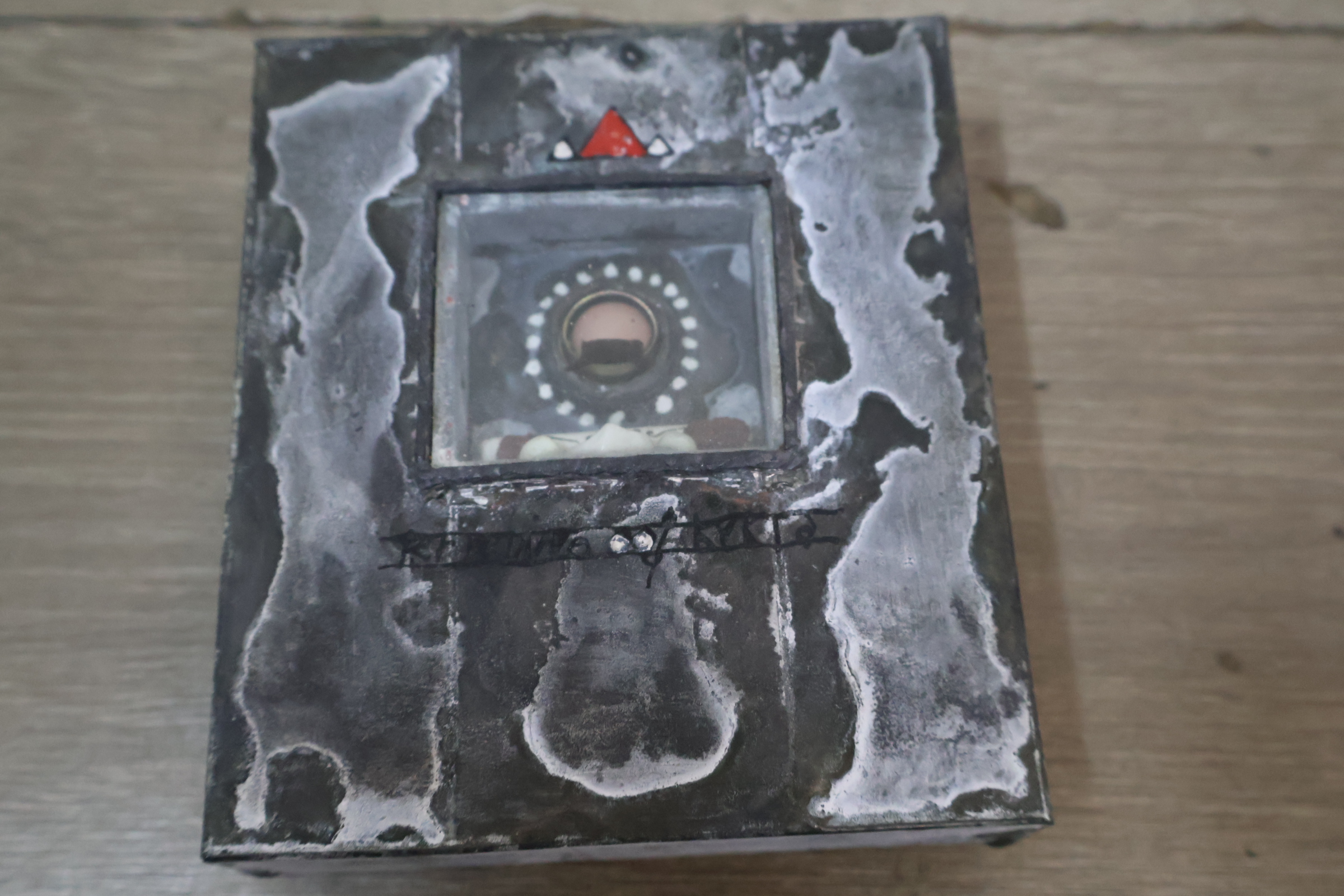 Decoratief metalen object met oogmotief – foto 7 – kavel bij GSD Auctions, Zoeterwoude