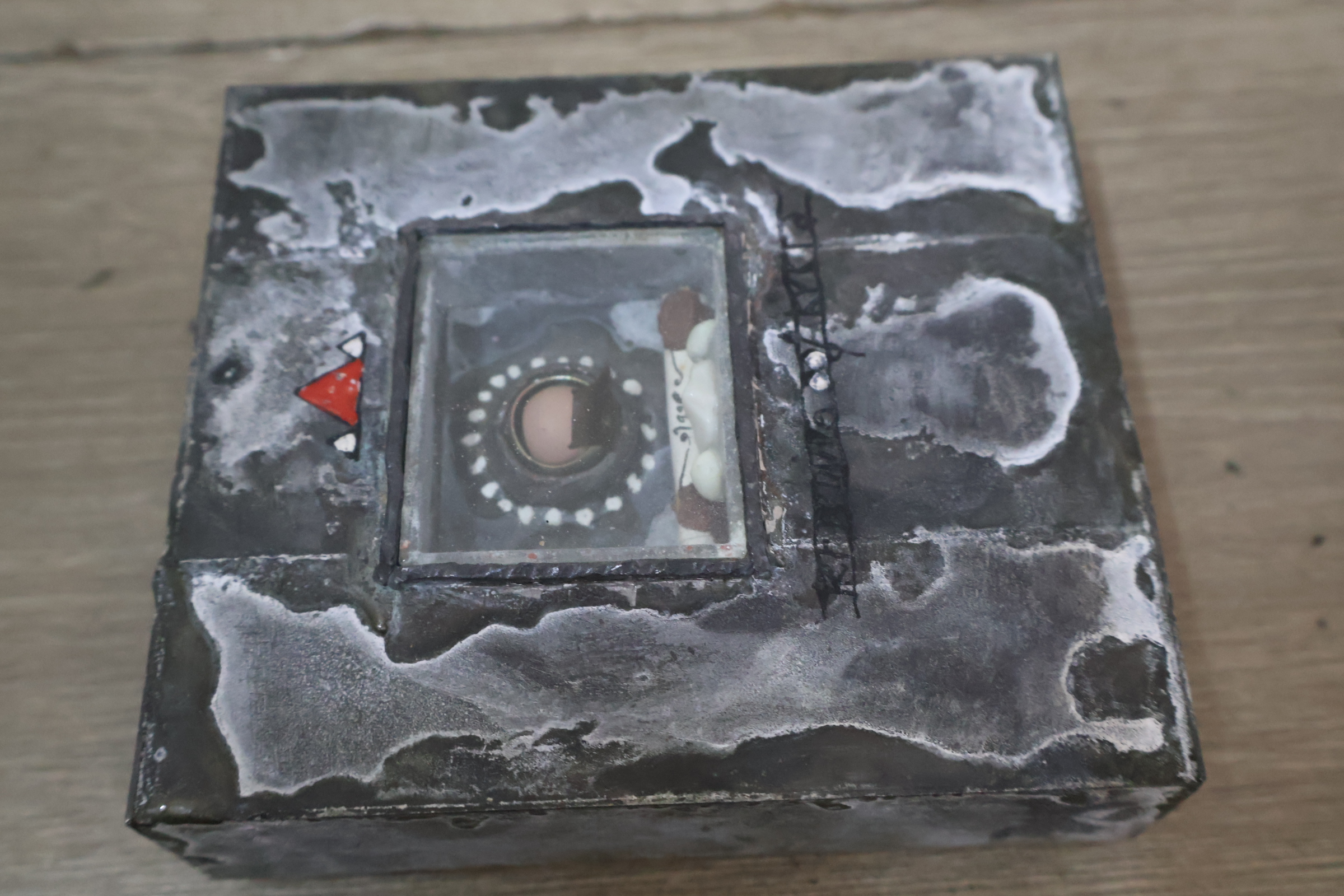Decoratief metalen object met oogmotief – foto 8 – kavel bij GSD Auctions, Zoeterwoude
