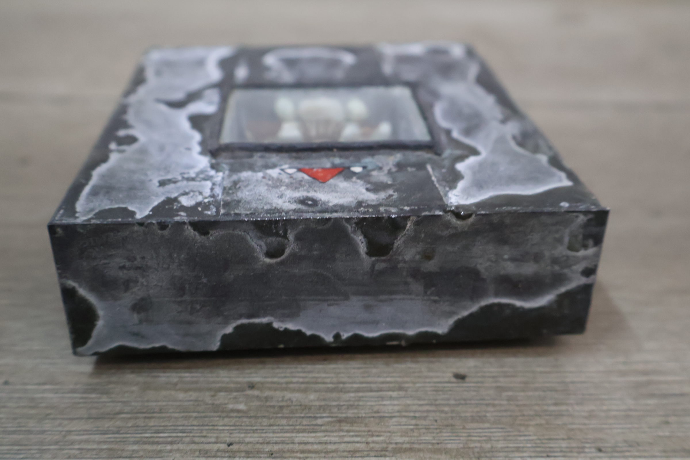 Decoratief metalen object met oogmotief – foto 9 – kavel bij GSD Auctions, Zoeterwoude