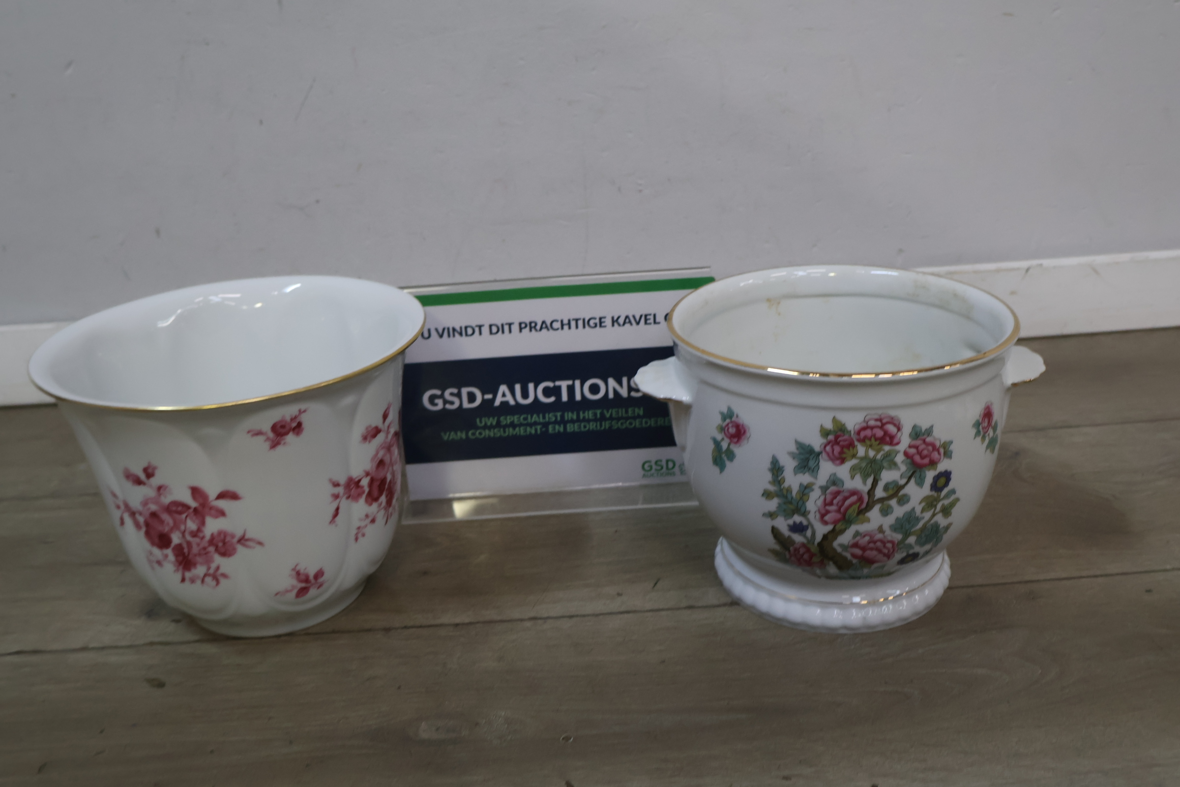 Set van 2 keramische bloempotten met bloemmotief – kavel bij GSD Auctions, Zoeterwoude