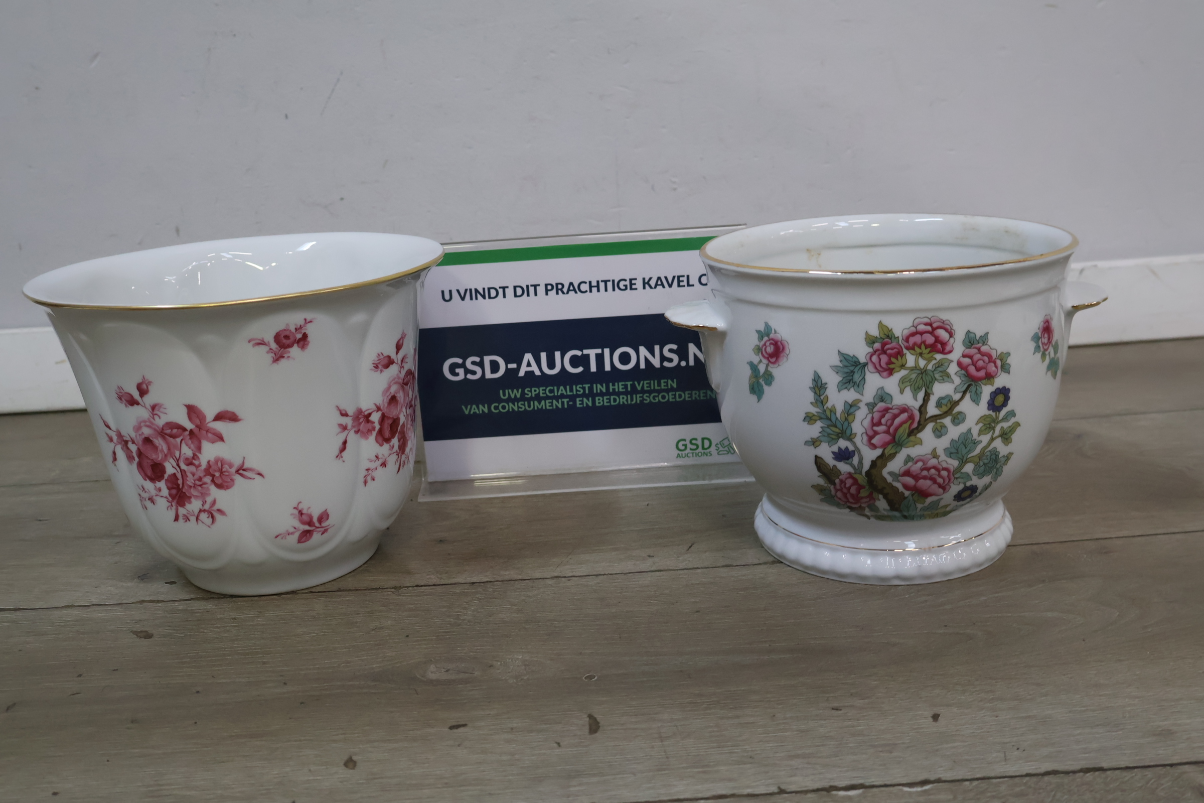 Set van 2 keramische bloempotten met bloemmotief – foto 2 – kavel bij GSD Auctions, Zoeterwoude