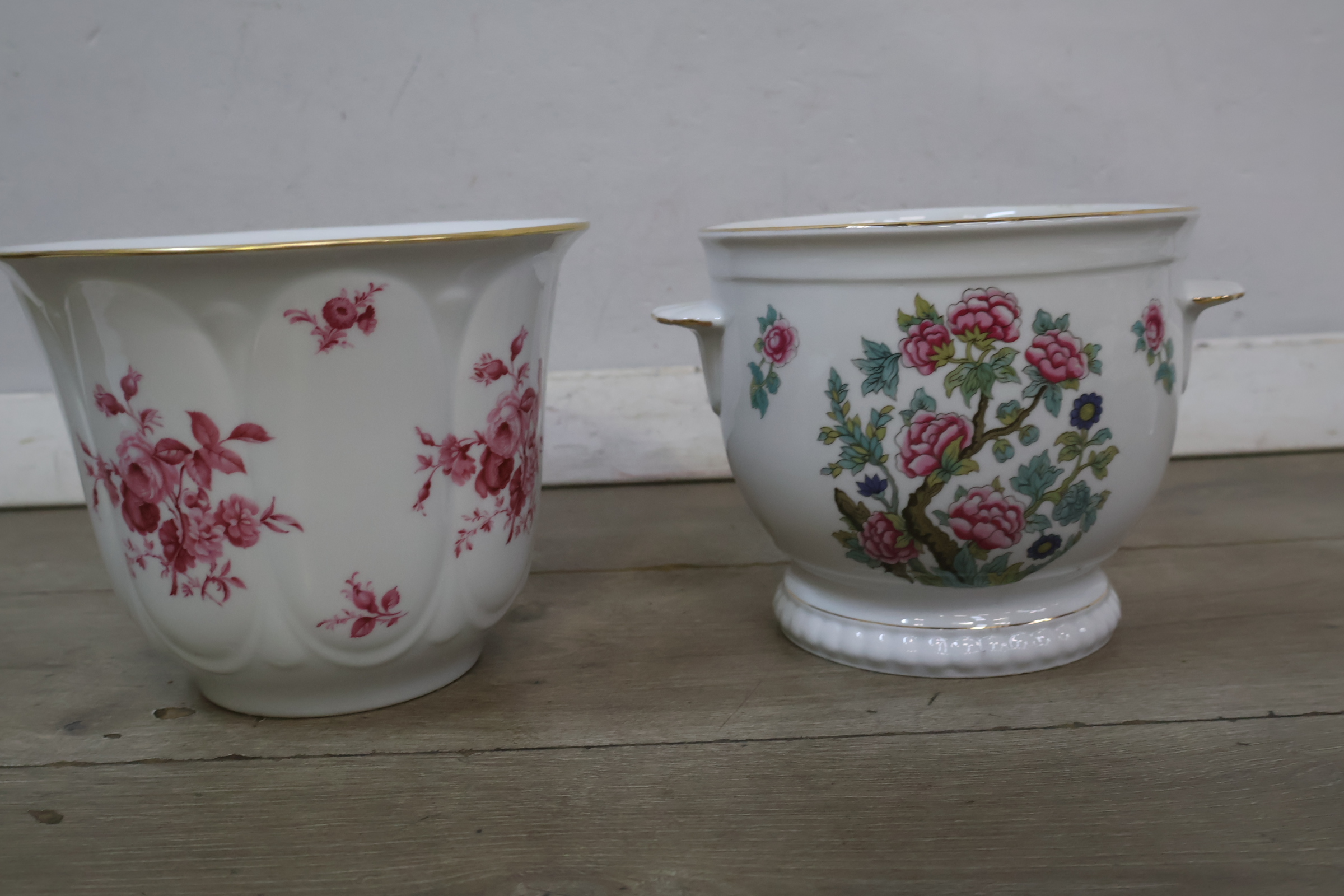 Set van 2 keramische bloempotten met bloemmotief – foto 3 – kavel bij GSD Auctions, Zoeterwoude