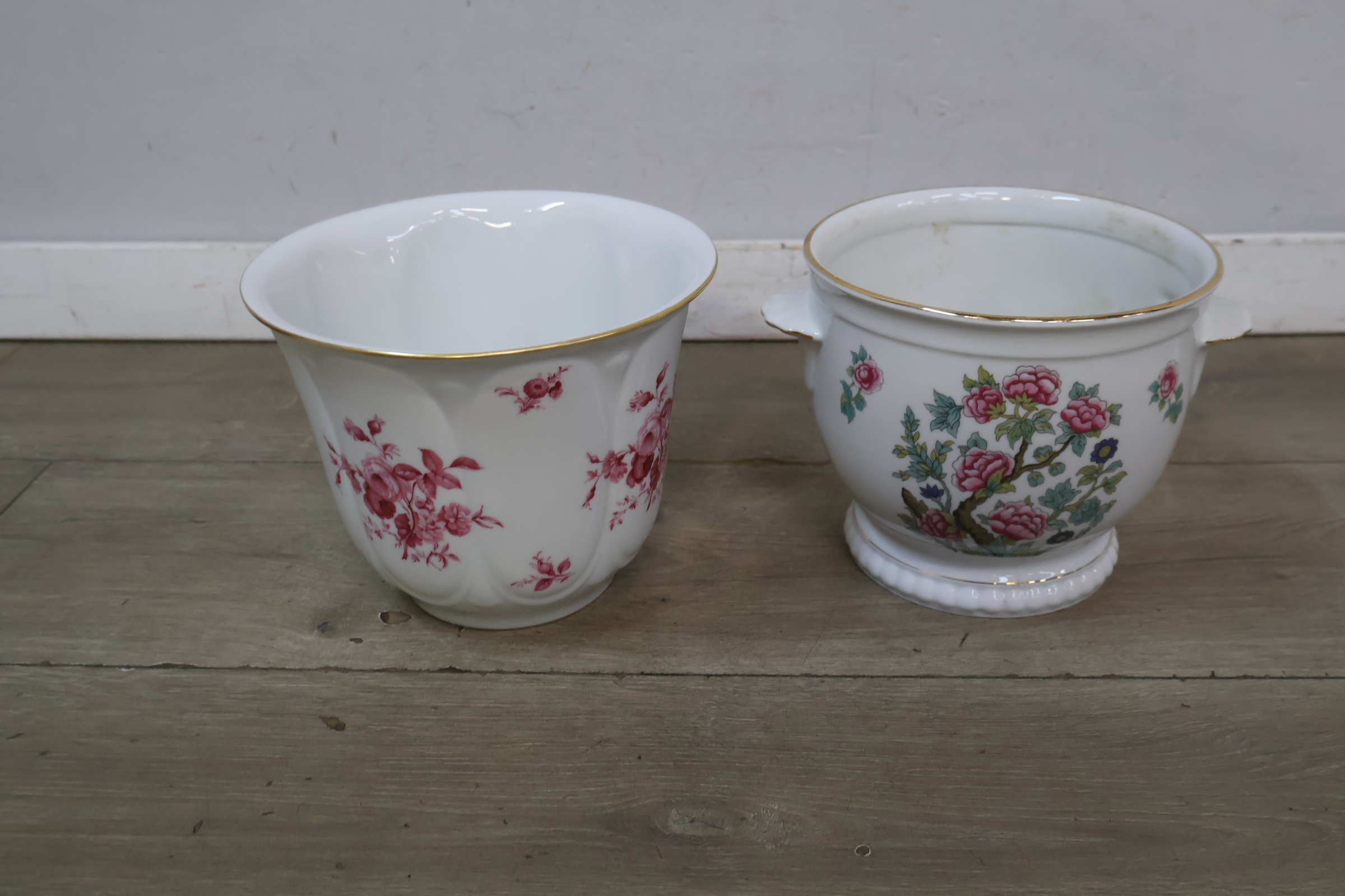 Set van 2 keramische bloempotten met bloemmotief – foto 4 – kavel bij GSD Auctions, Zoeterwoude