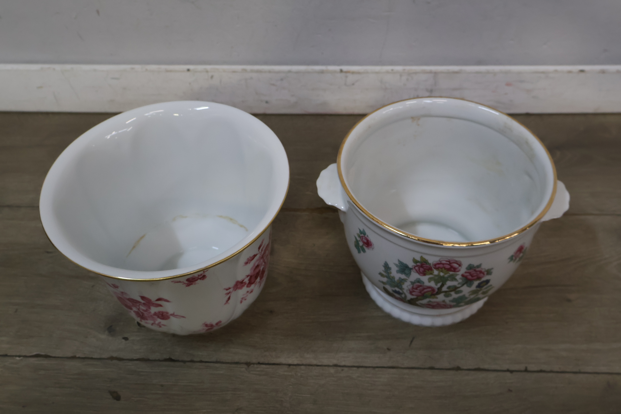 Set van 2 keramische bloempotten met bloemmotief – foto 5 – kavel bij GSD Auctions, Zoeterwoude