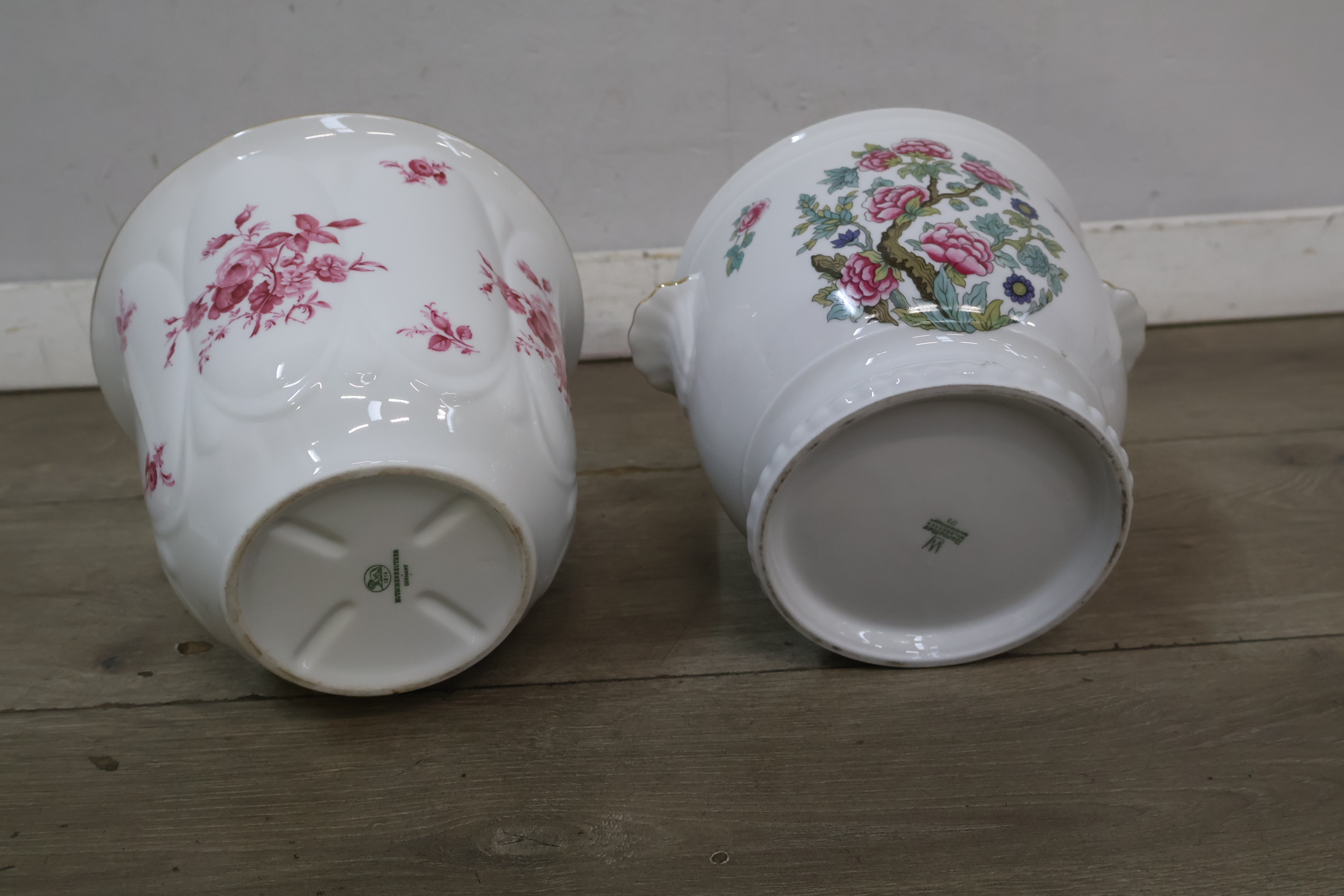 Set van 2 keramische bloempotten met bloemmotief – foto 6 – kavel bij GSD Auctions, Zoeterwoude