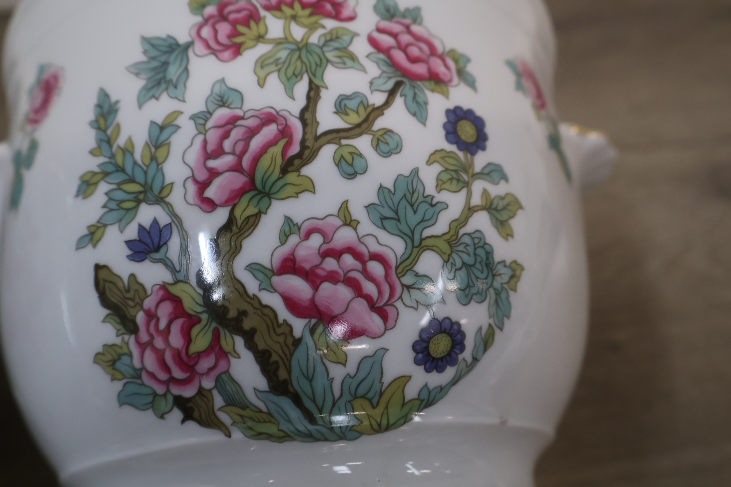 Set van 2 keramische bloempotten met bloemmotief – foto 7 – kavel bij GSD Auctions, Zoeterwoude