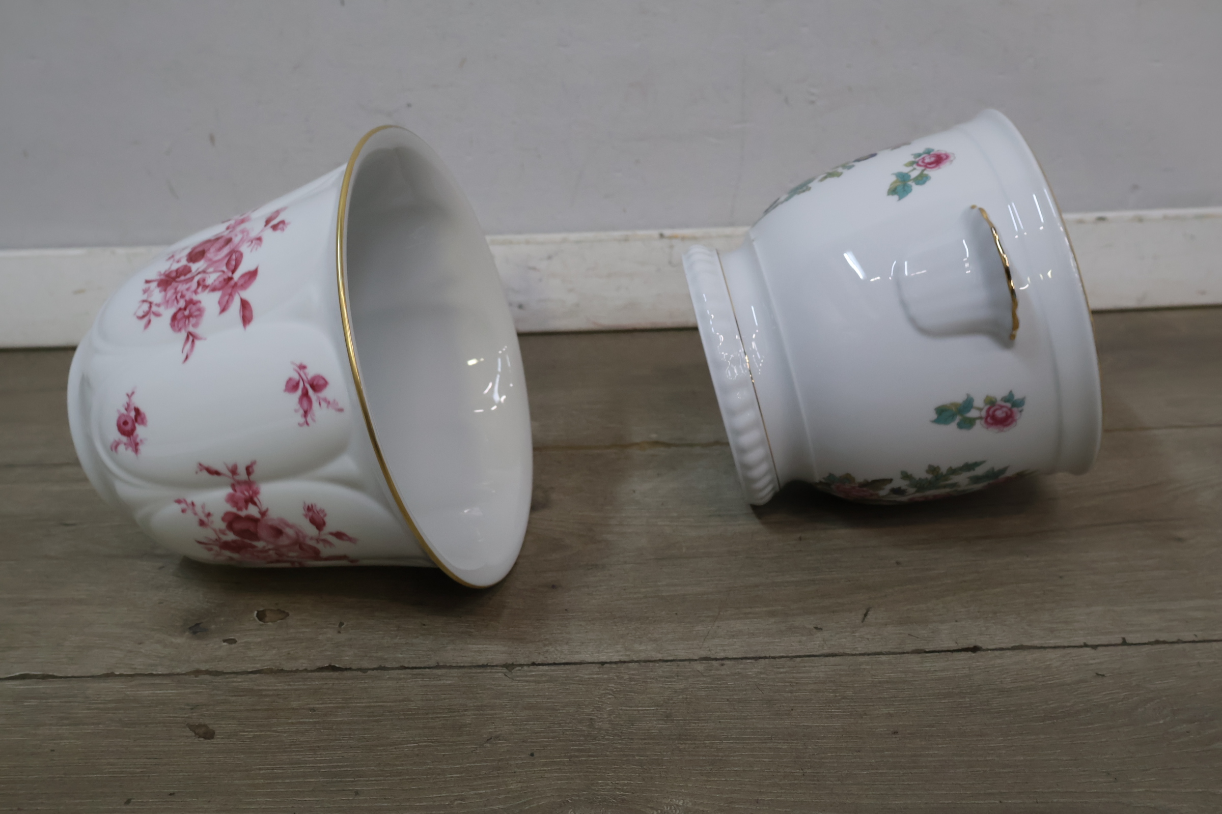 Set van 2 keramische bloempotten met bloemmotief – foto 9 – kavel bij GSD Auctions, Zoeterwoude