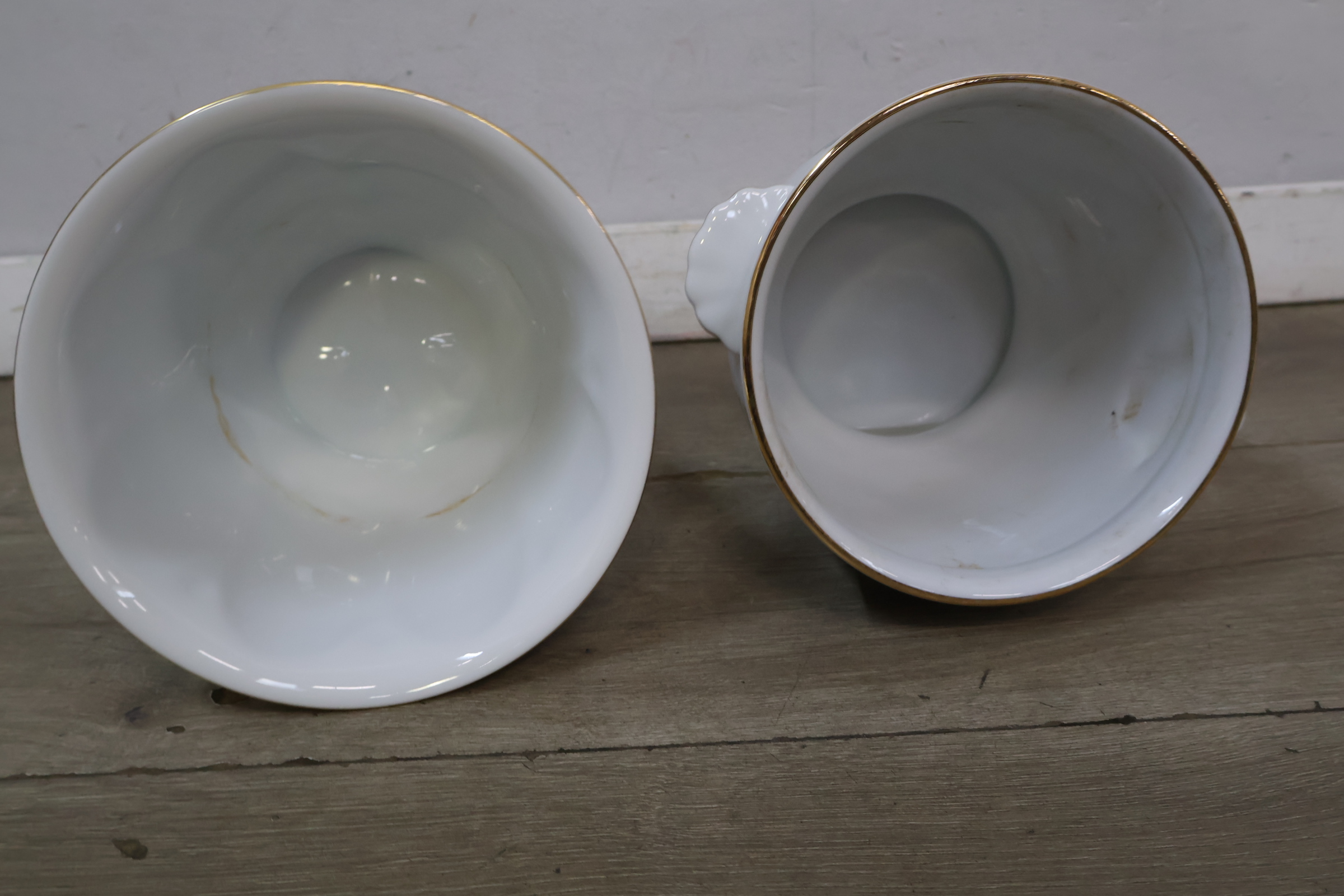 Set van 2 keramische bloempotten met bloemmotief – foto 10 – kavel bij GSD Auctions, Zoeterwoude