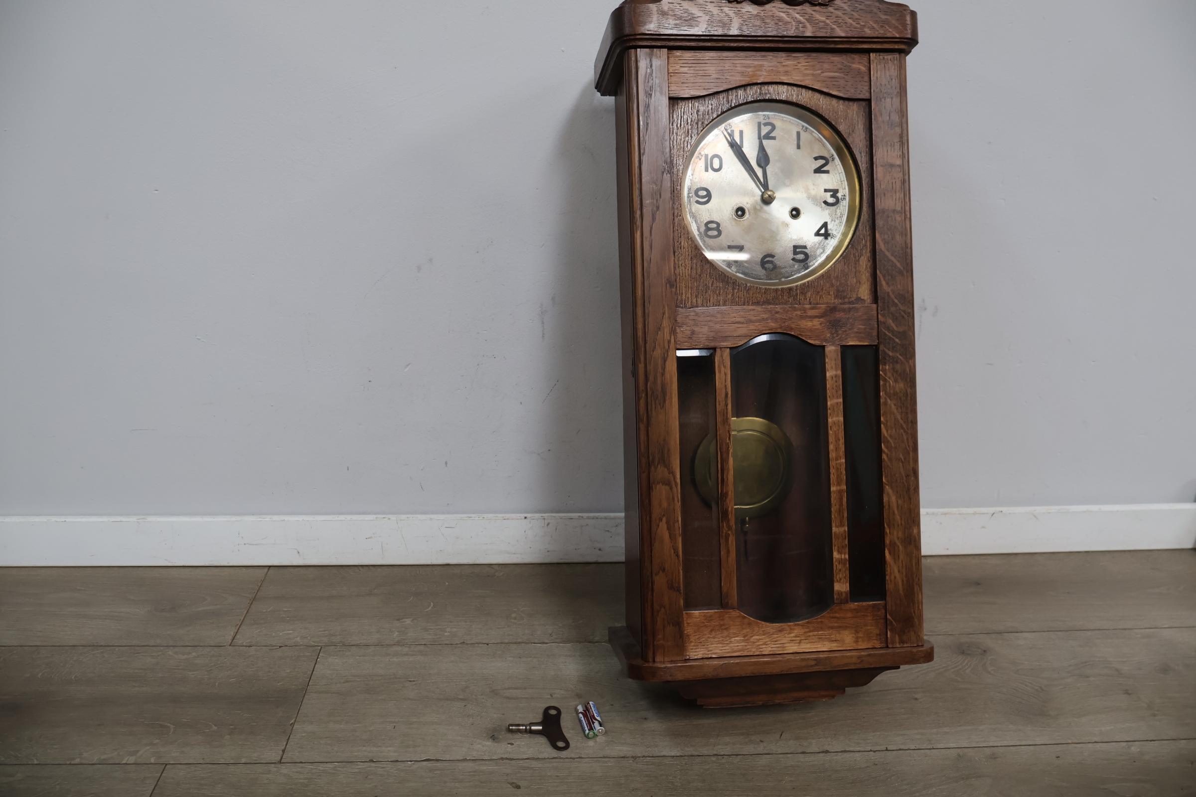Houten staande klok met pendel – foto 3 – kavel bij GSD Auctions, Zoeterwoude