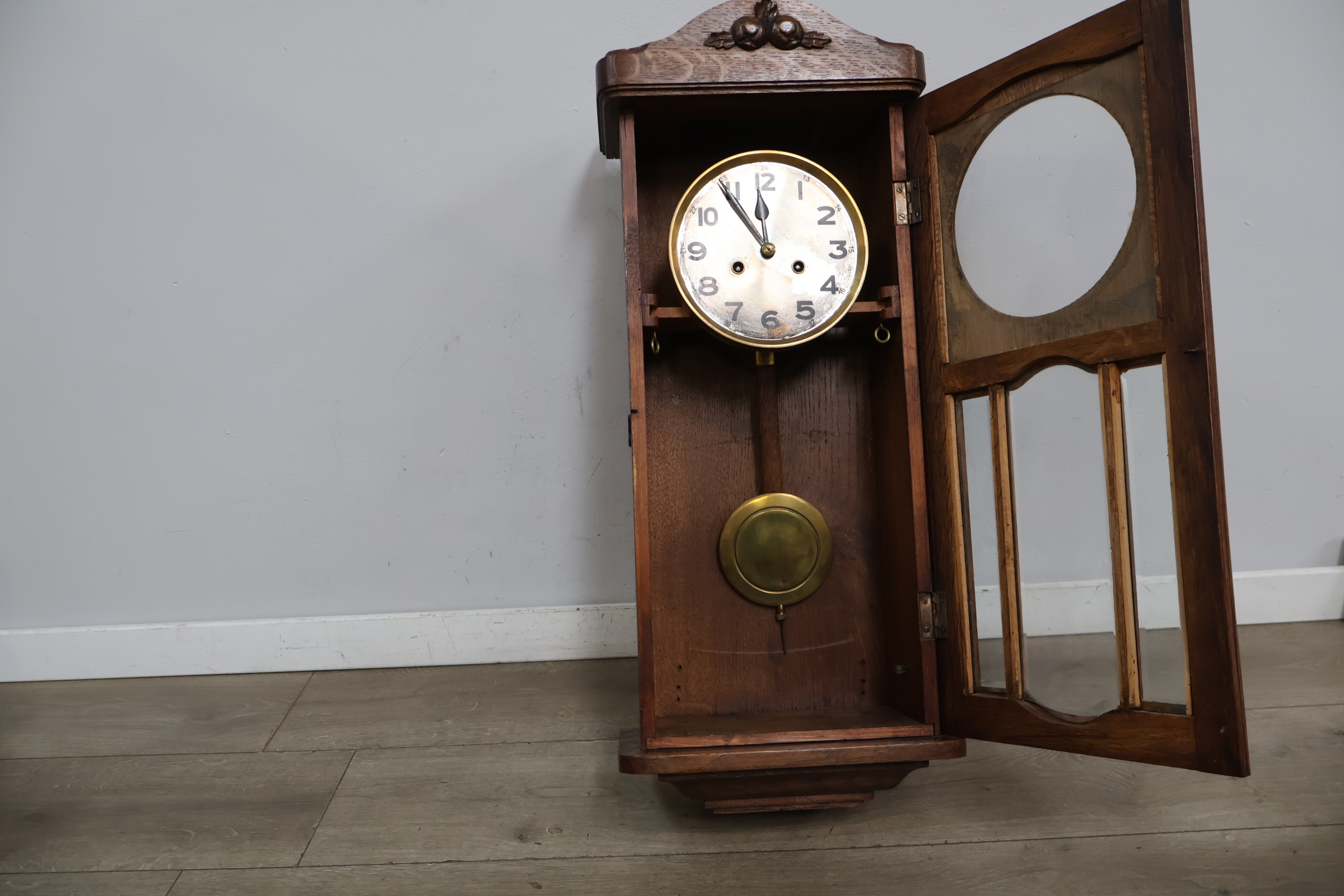 Houten staande klok met pendel – foto 10 – kavel bij GSD Auctions, Zoeterwoude