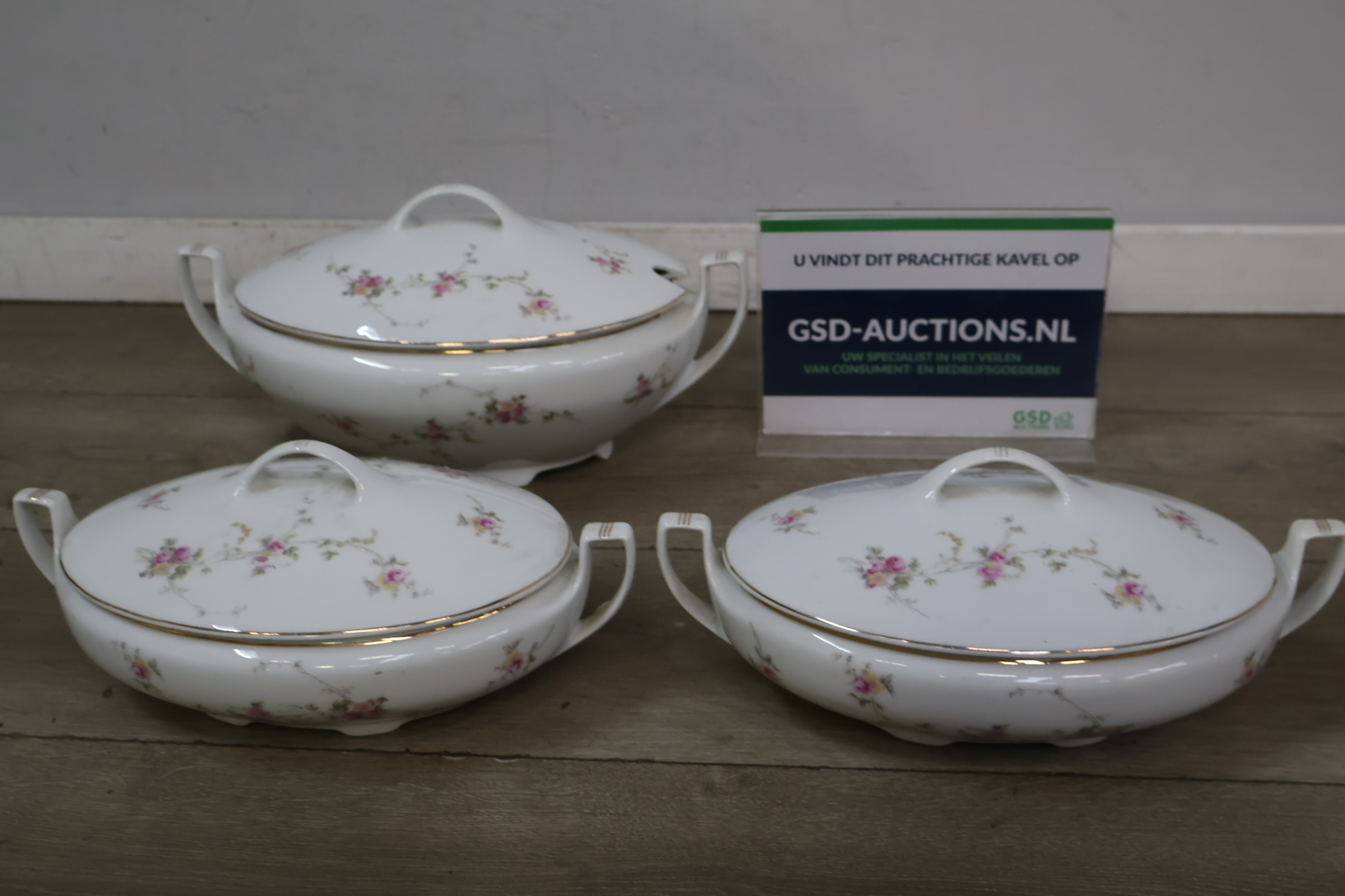 Set van drie porcelijnen dekschalen met bloemmotief – foto 2 – kavel bij GSD Auctions, Zoeterwoude