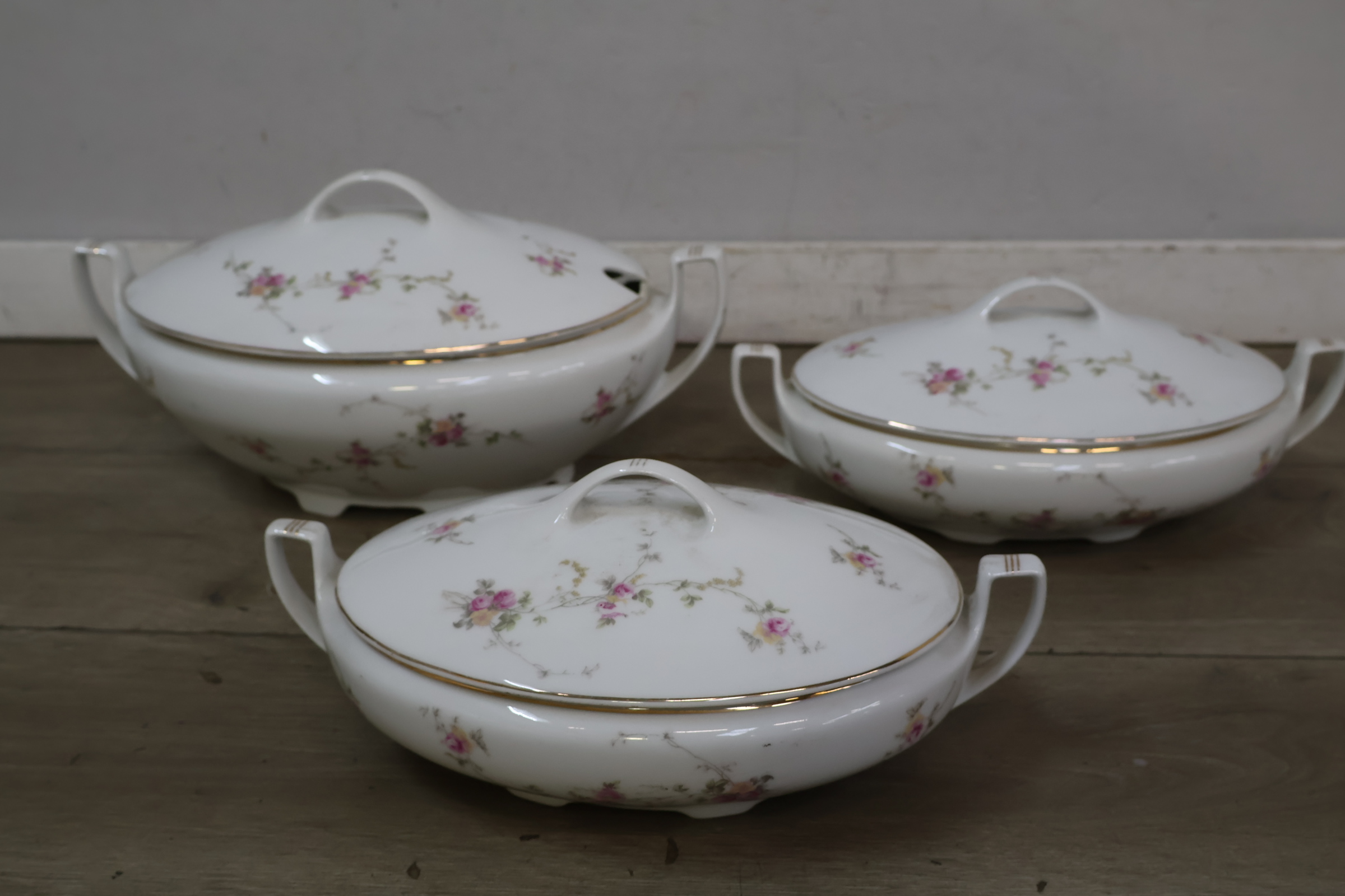 Set van drie porcelijnen dekschalen met bloemmotief – foto 3 – kavel bij GSD Auctions, Zoeterwoude