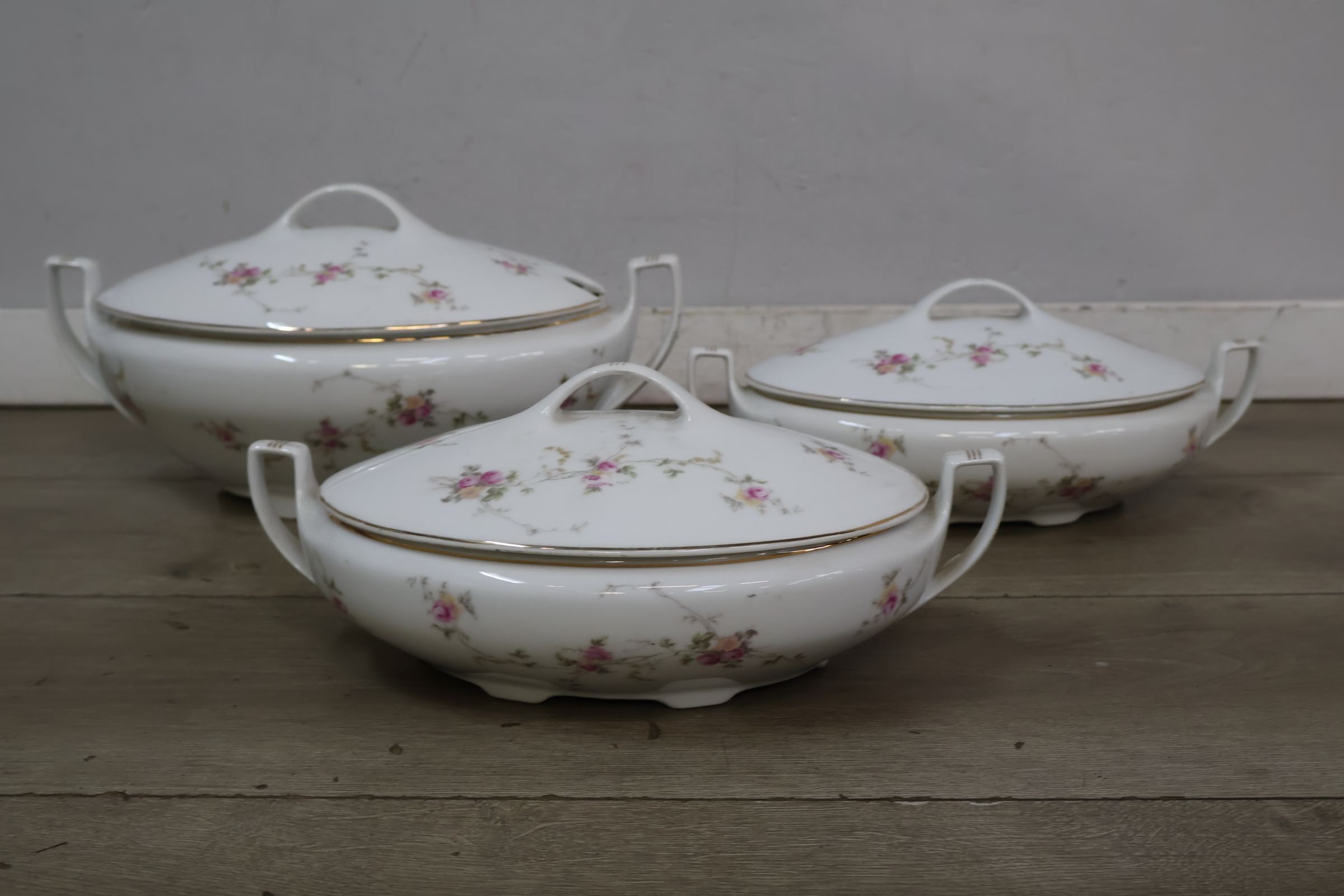 Set van drie porcelijnen dekschalen met bloemmotief – foto 4 – kavel bij GSD Auctions, Zoeterwoude