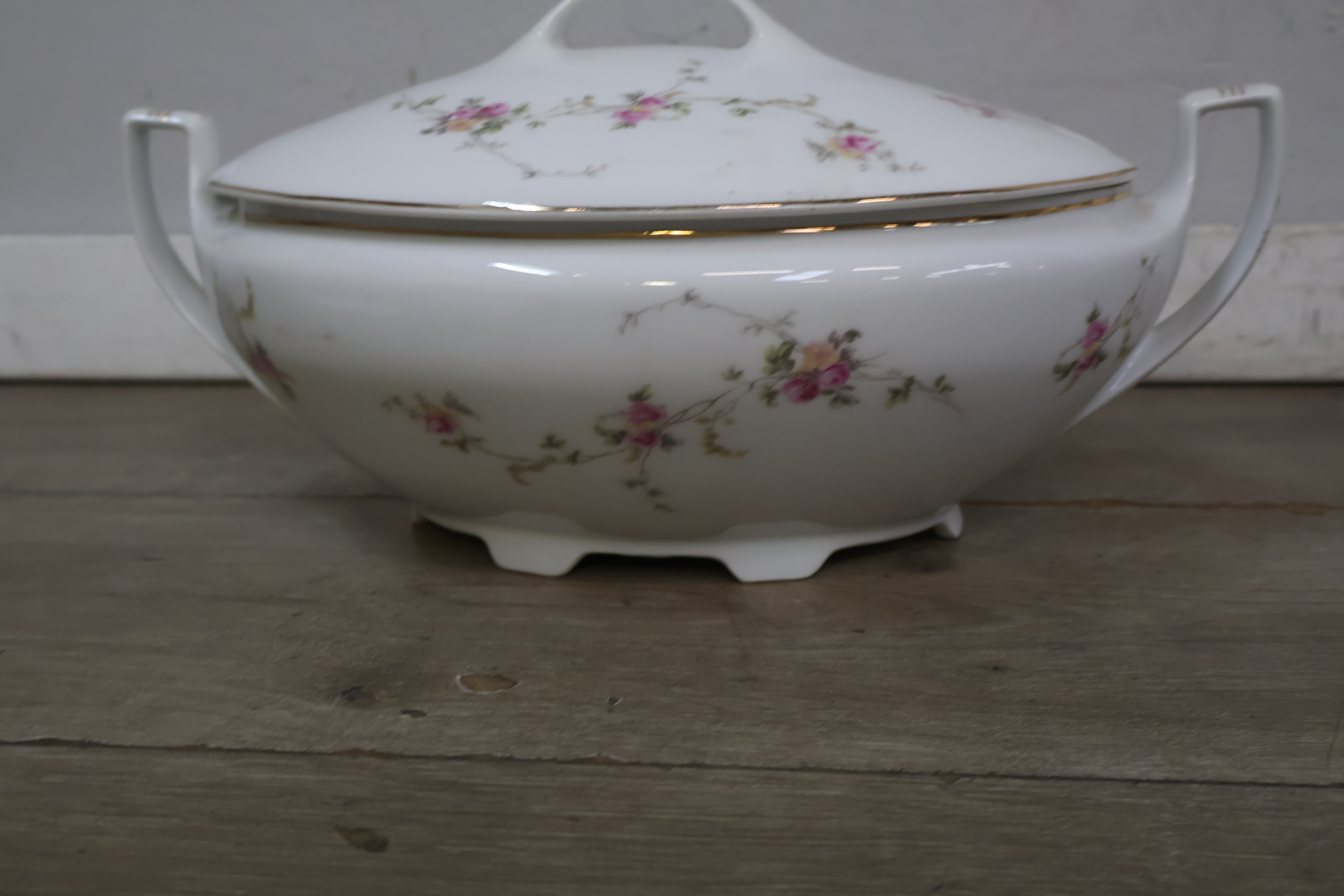 Set van drie porcelijnen dekschalen met bloemmotief – foto 5 – kavel bij GSD Auctions, Zoeterwoude